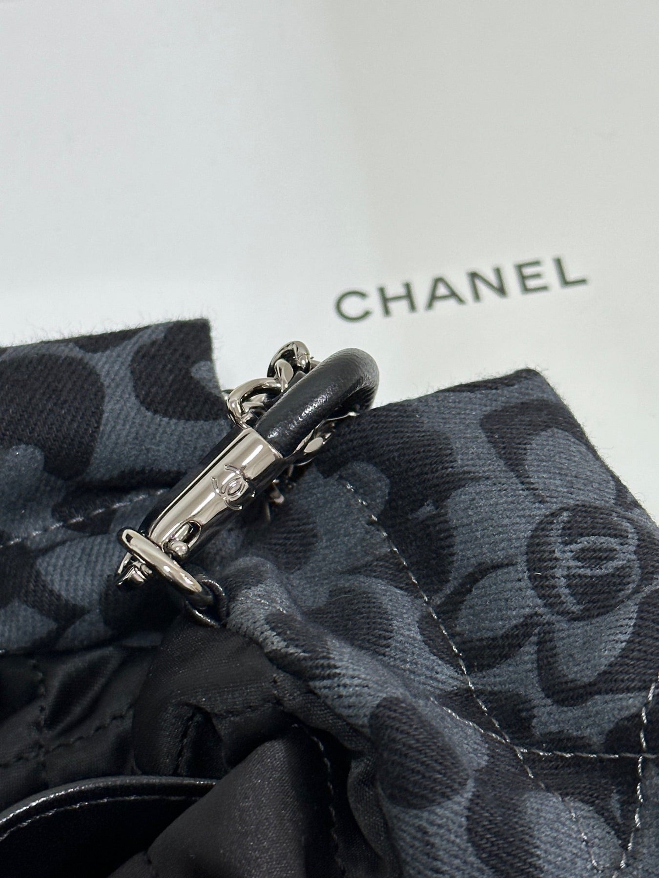 DRAWSTRING FLORAL PRINT SHOULDER BAG 20 IN BLACK MIX GREY DENIM