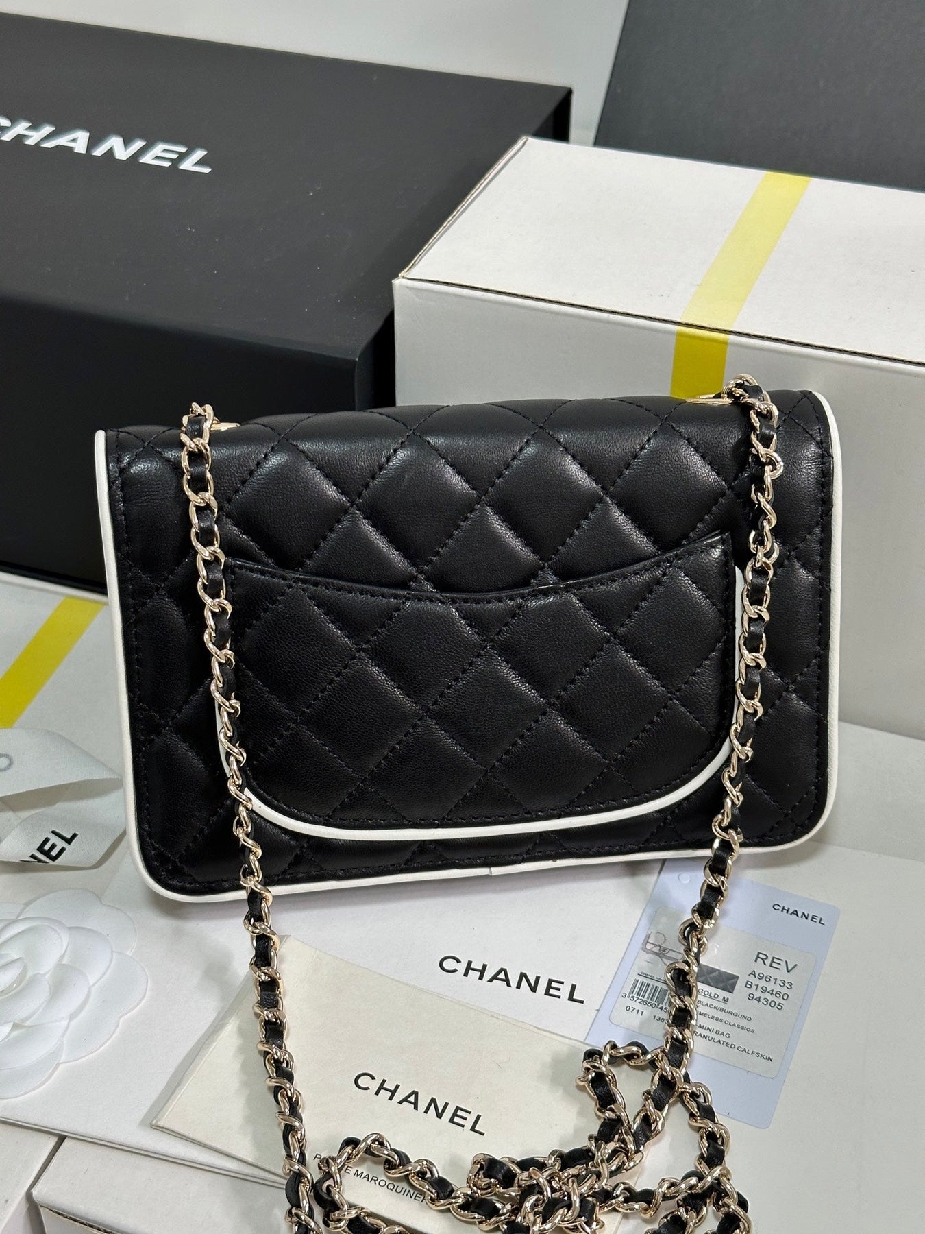 QUILTED FLAP BAG WITH WHITE TRIM 19 IN BLACK LAMBSKIN