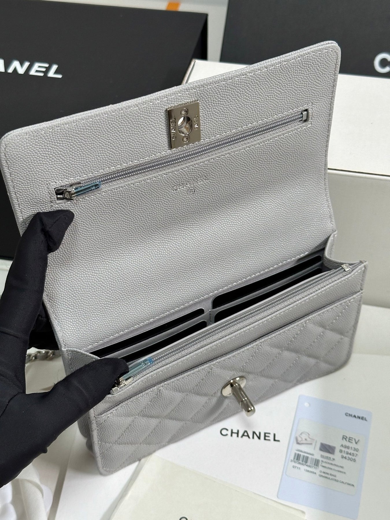FLAP BAG WITH SILVER-TONE HANDLE 19 IN GREY SHINY CAVIAR SKIN