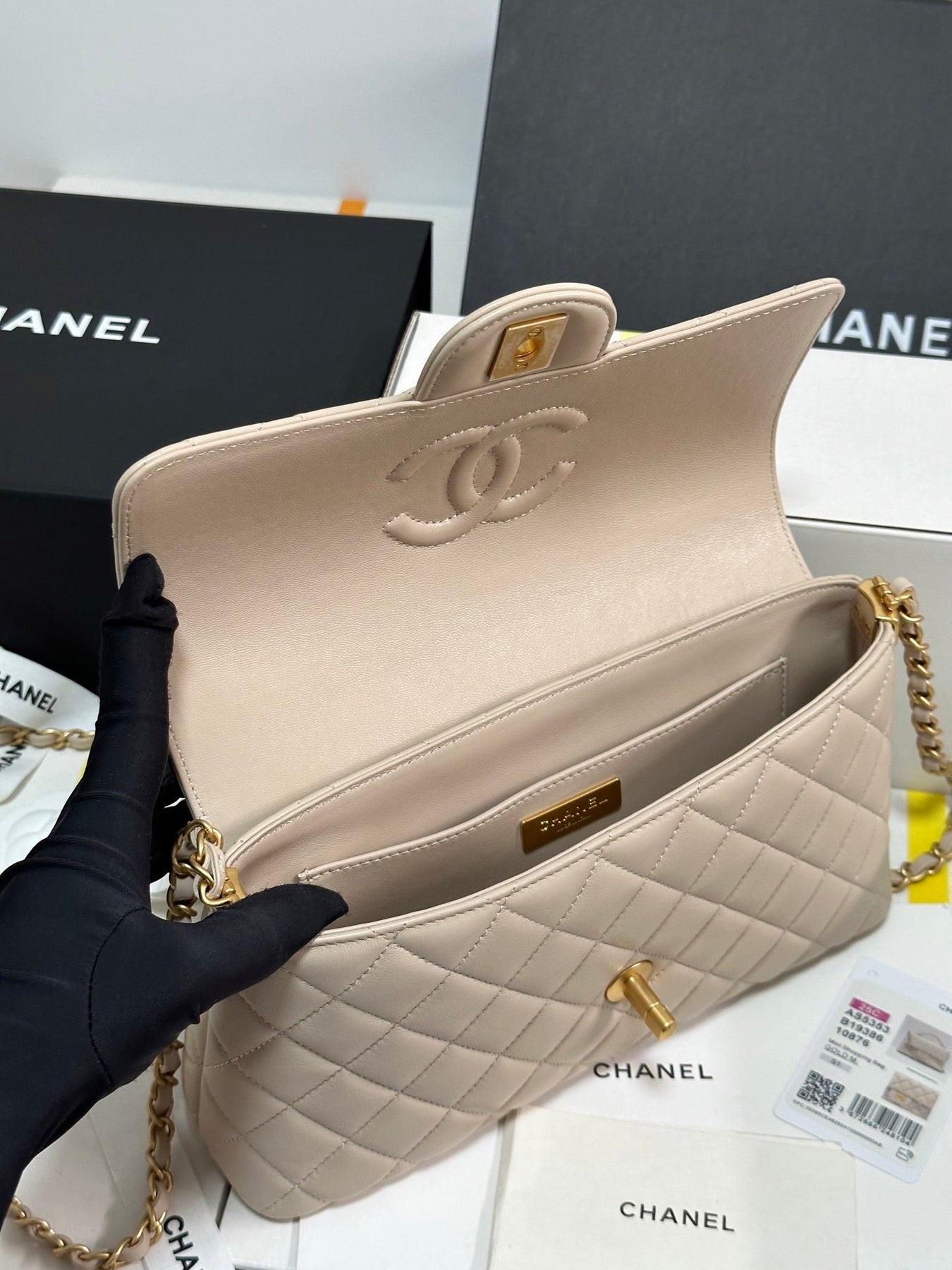 FLAP BAG WITH HANDLE 25 IN BEIGE LAMBSKIN GOLD PLATED METAL