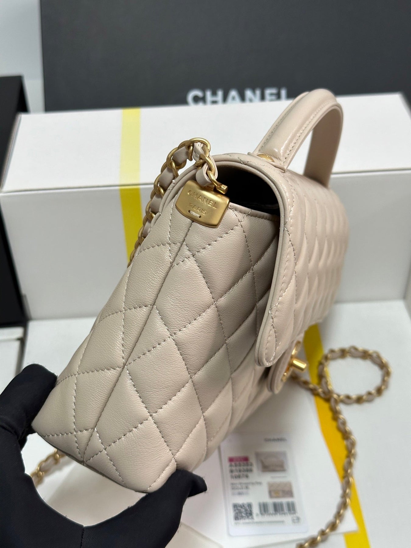 FLAP BAG WITH HANDLE 25 IN BEIGE LAMBSKIN GOLD PLATED METAL