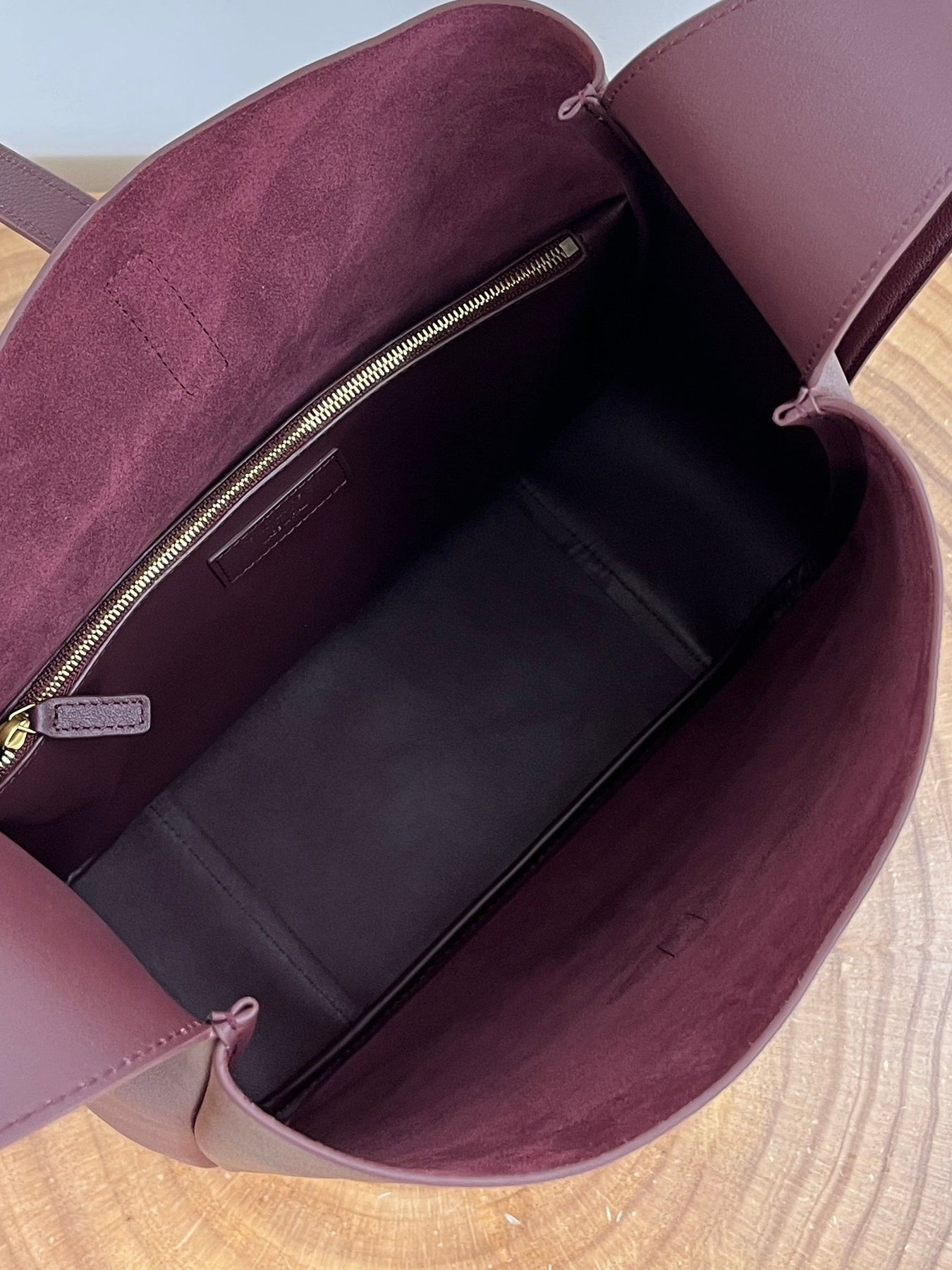 LE 5 À 7 LARGE SUPPLE 31 IN WINE RED GRAINED CALFSKIN
