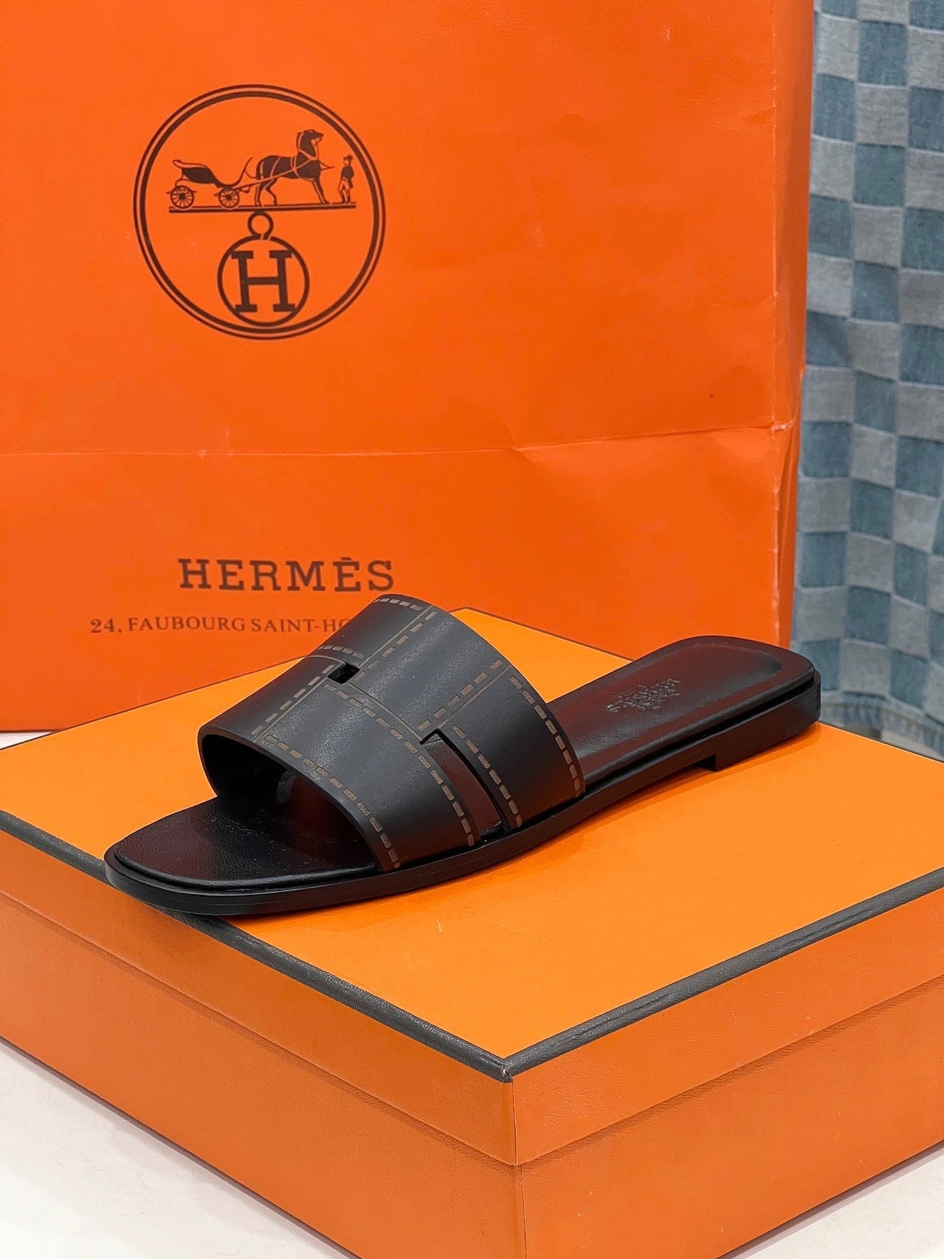 IDIOMA SANDAL IN BLACK CALFSKIN