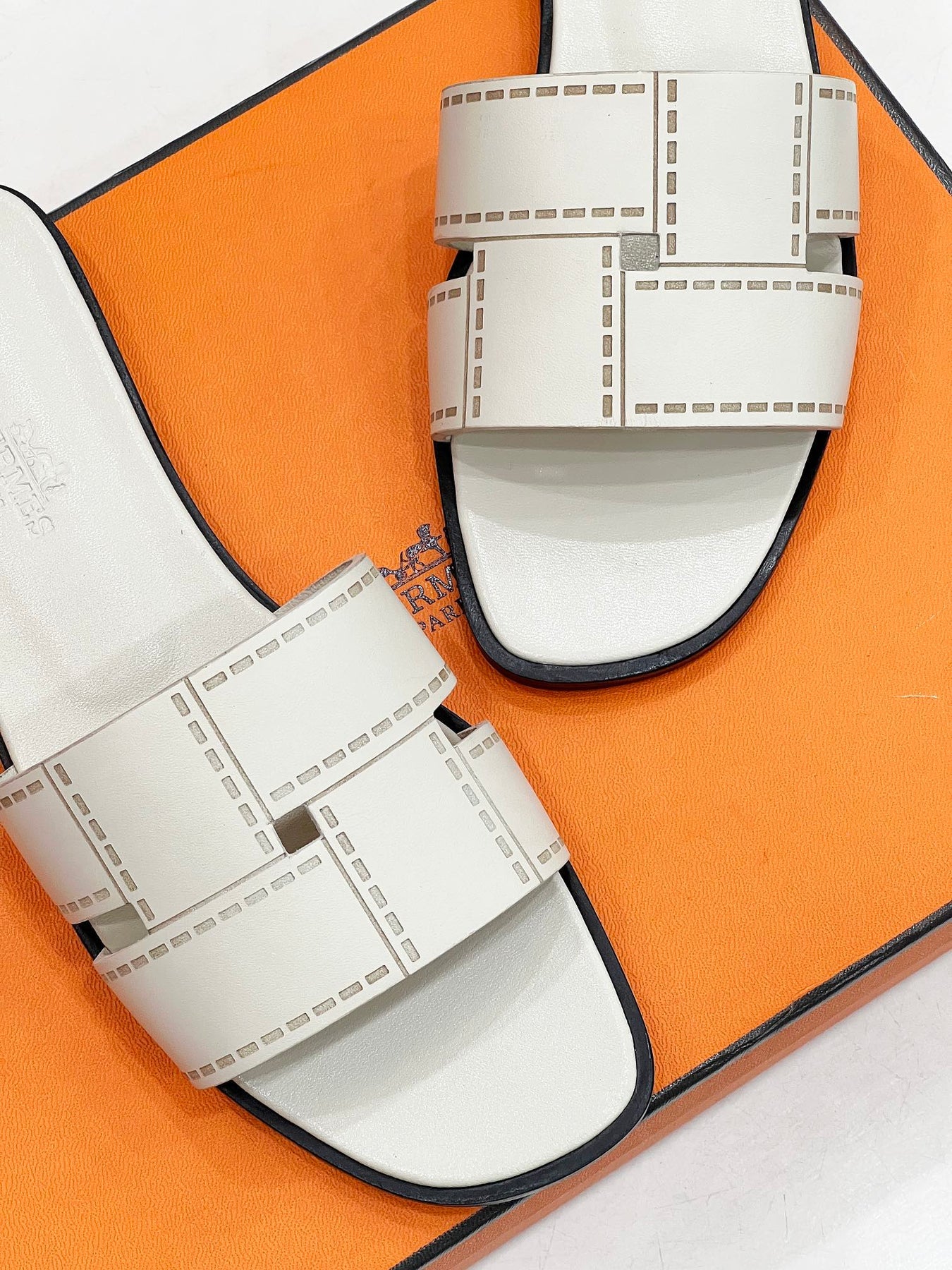 IDIOMA SANDAL IN WHITE CREAM CALFSKIN