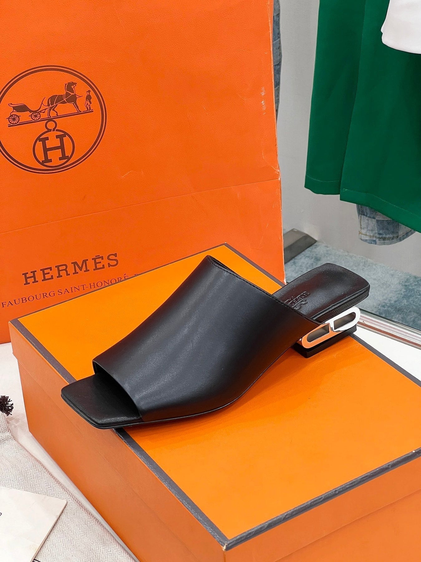 IDOLE SANDAL IN BLACK CALFSKIN