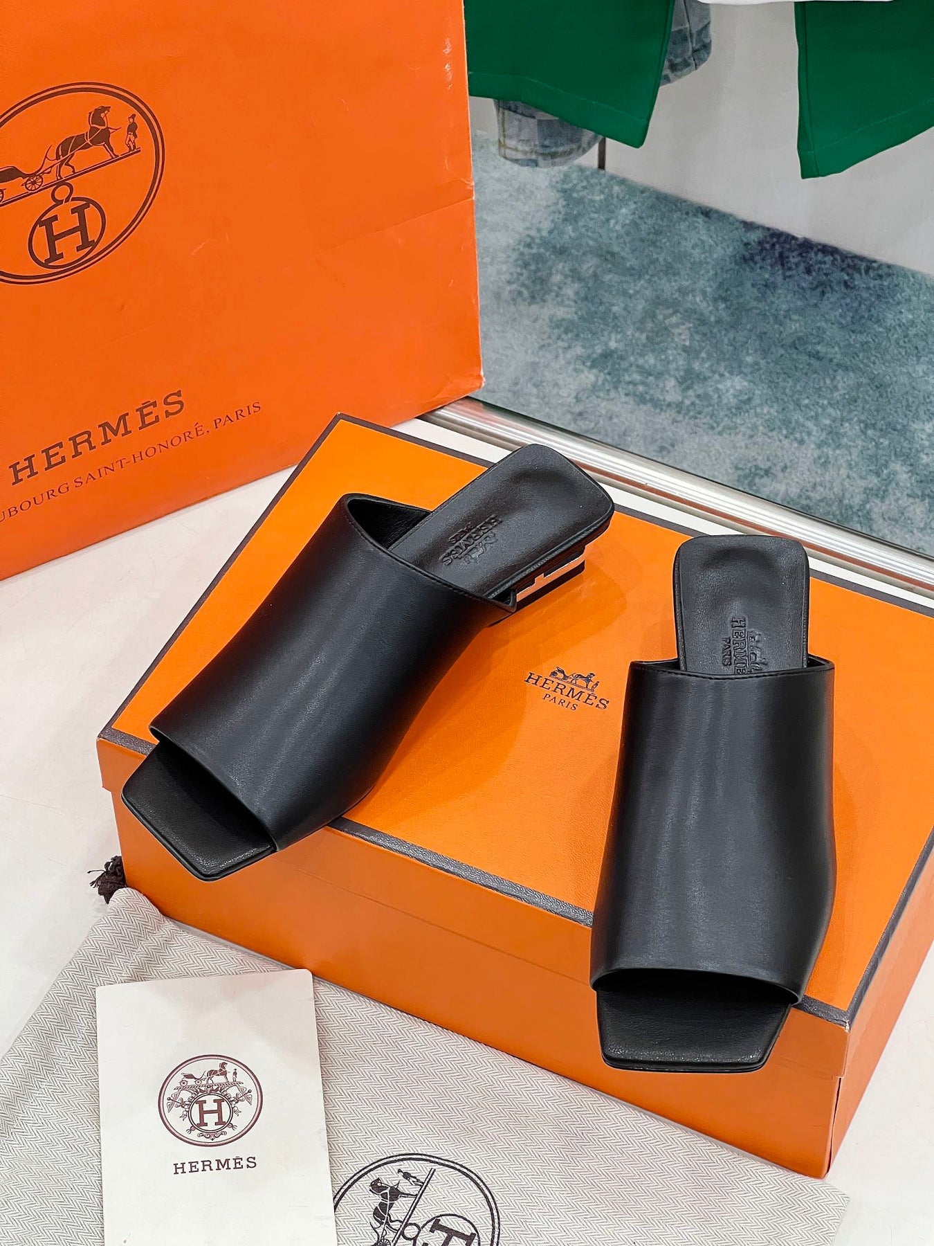 IDOLE SANDAL IN BLACK CALFSKIN