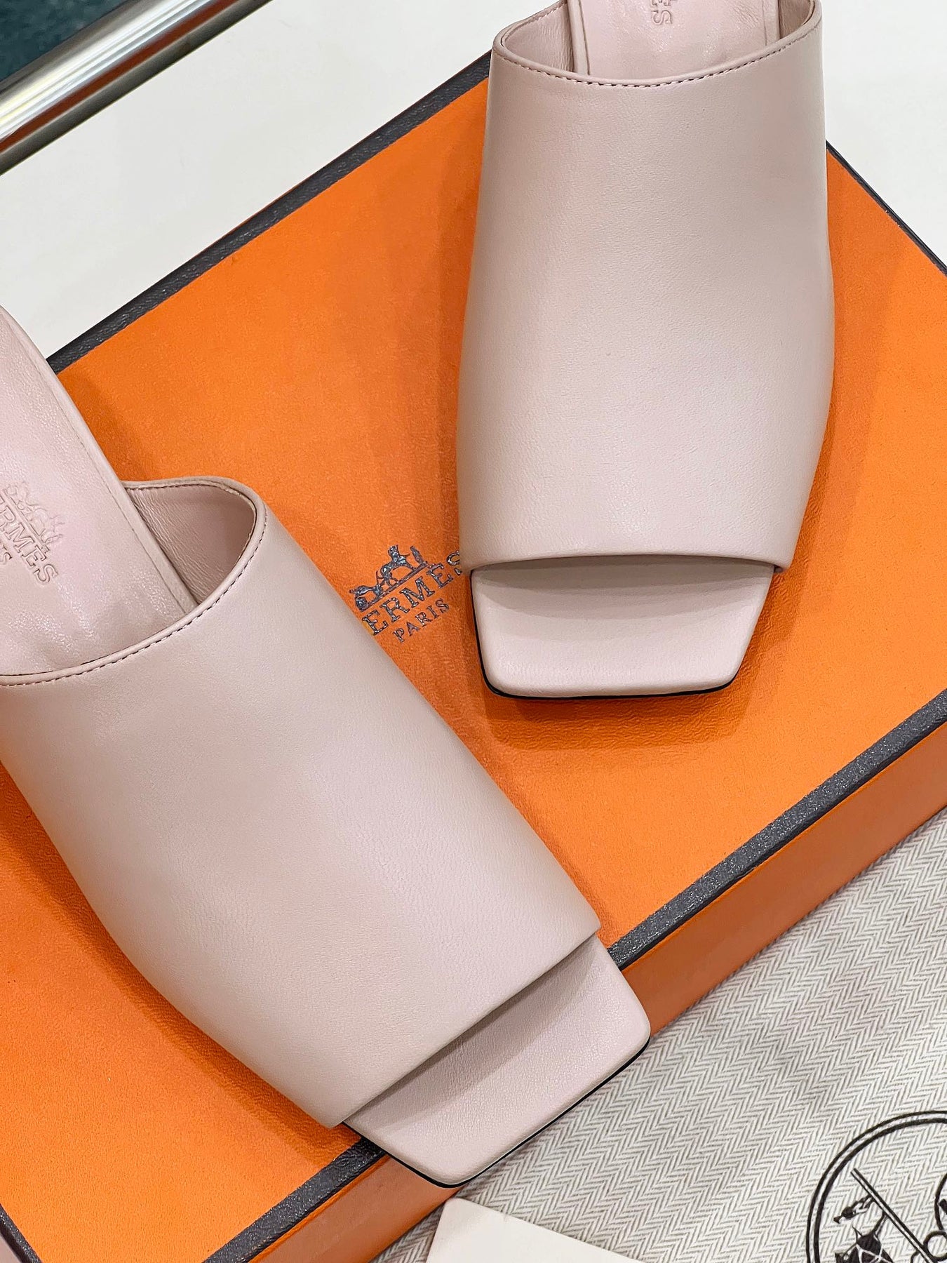 IDOLE SANDAL IN BABY PINK CALFSKIN