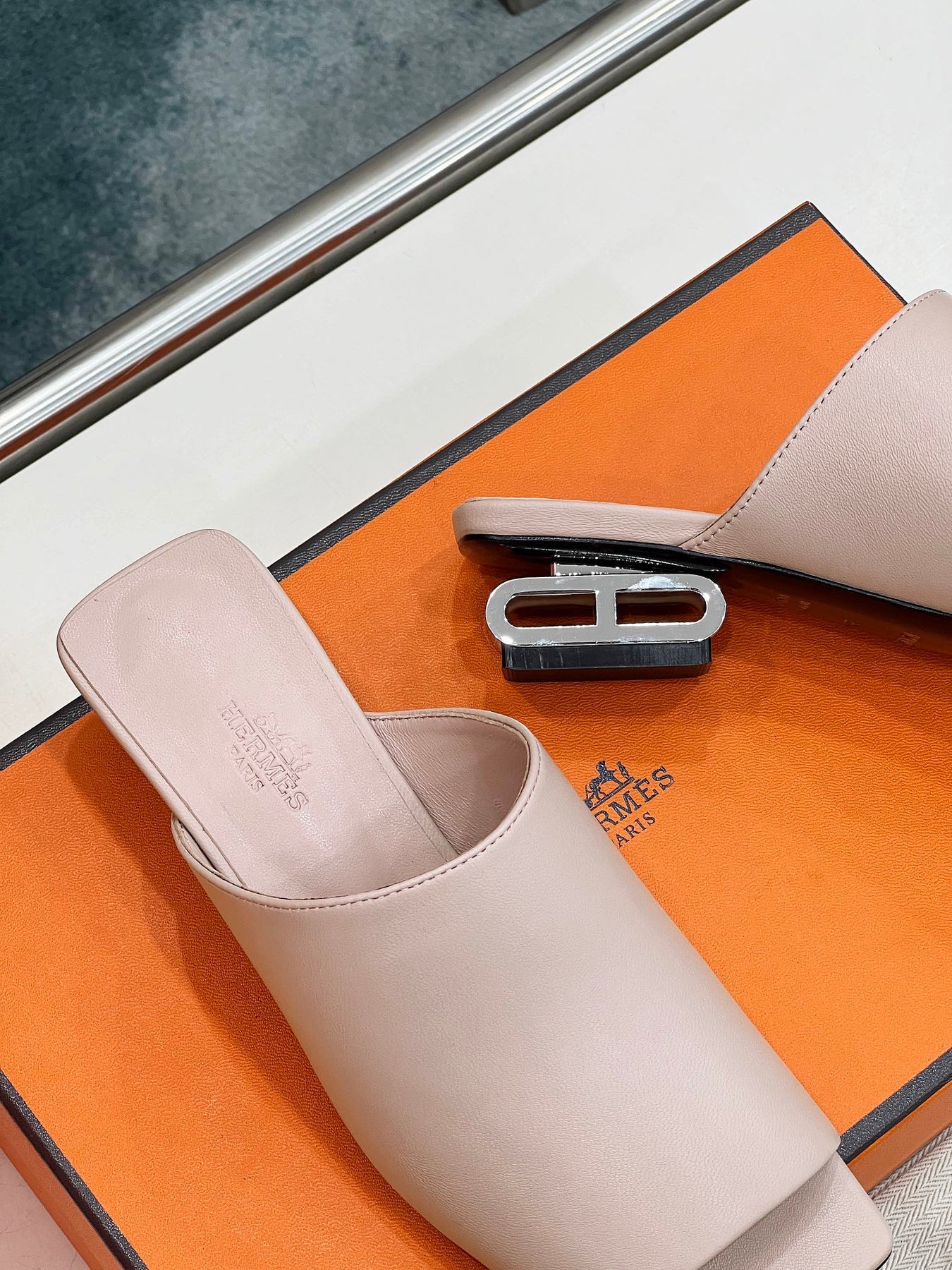 IDOLE SANDAL IN BABY PINK CALFSKIN