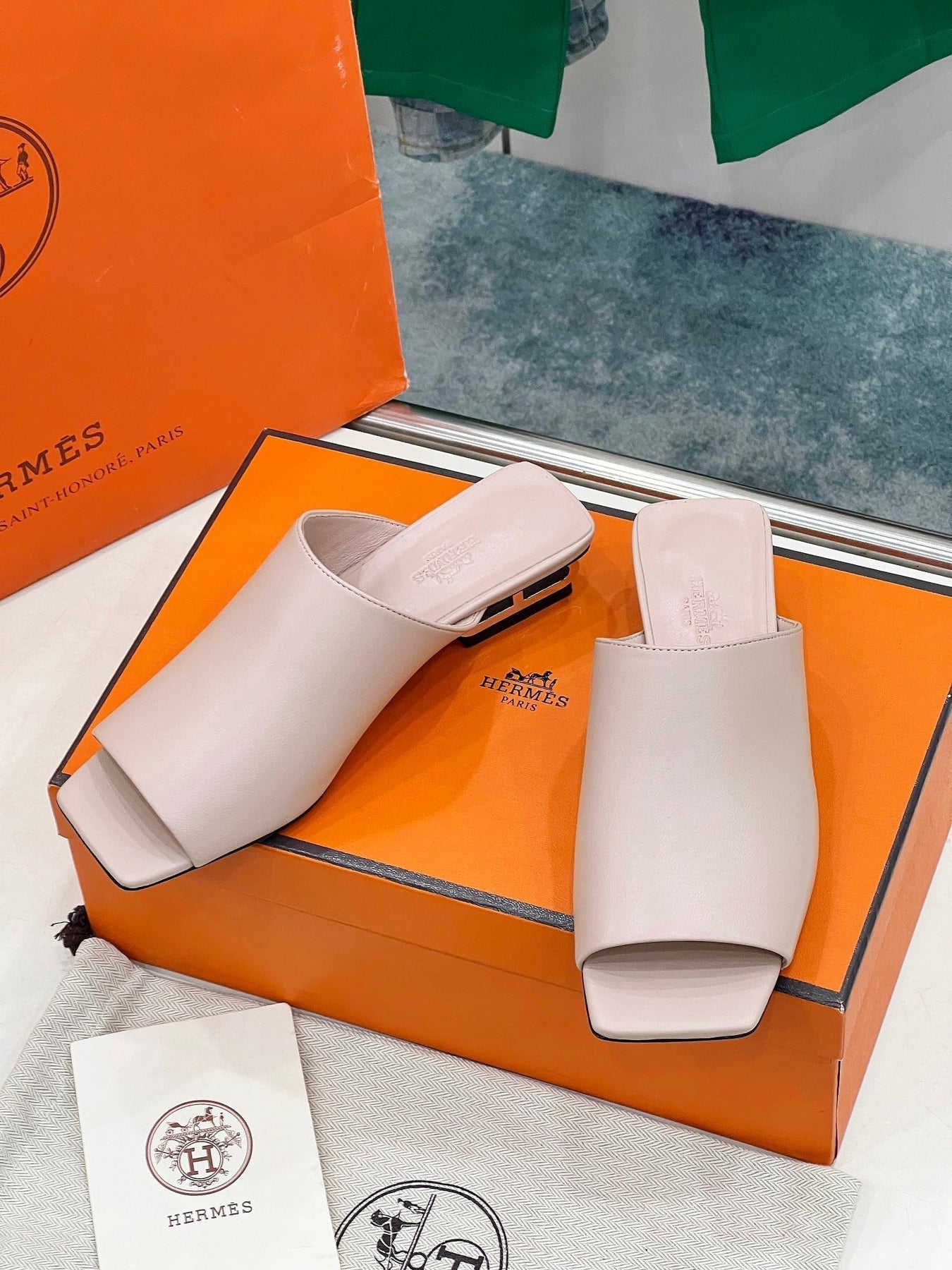 IDOLE SANDAL IN BABY PINK CALFSKIN