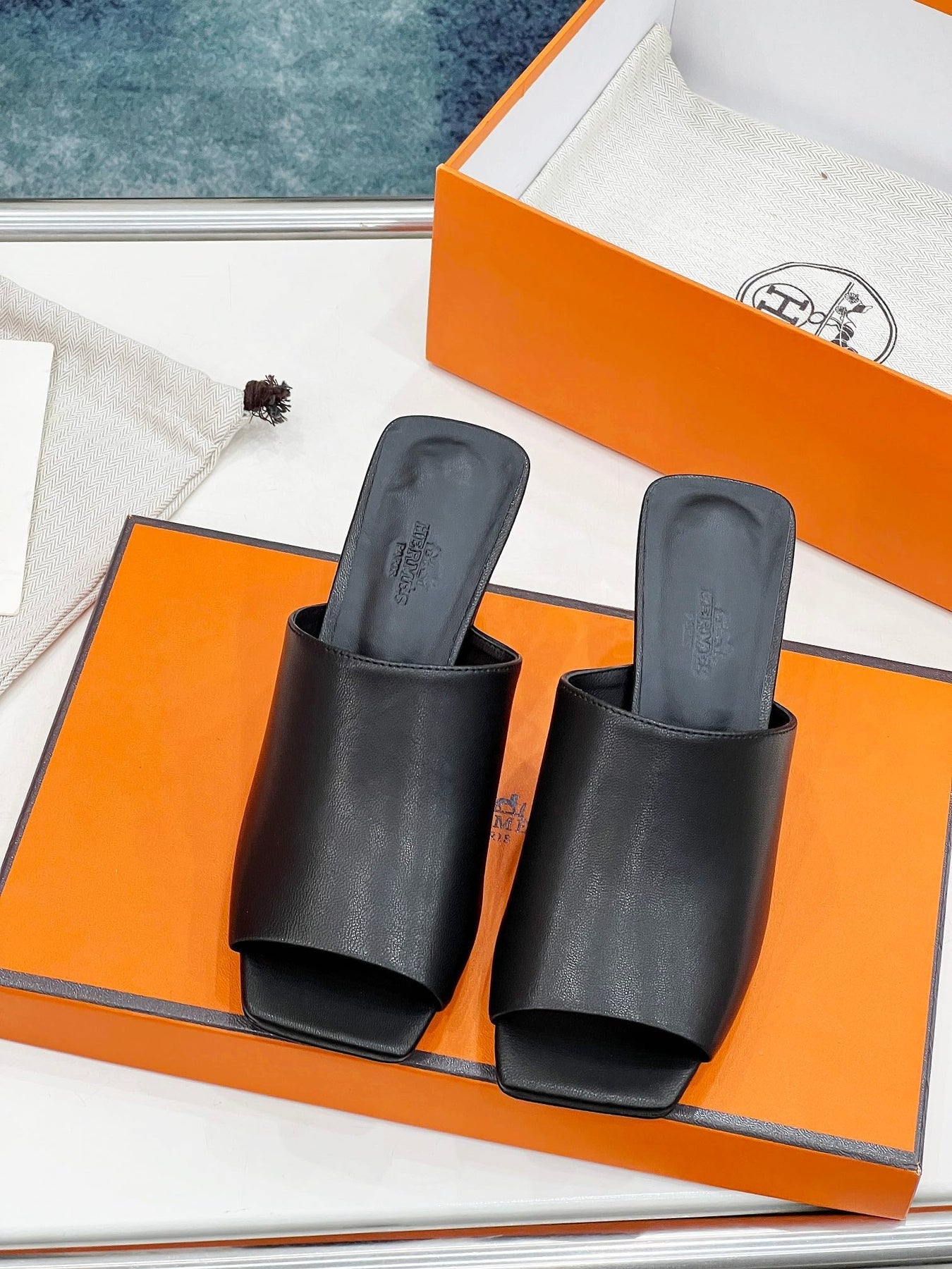 ICONIQUE 60 SANDAL IN BLACK CALFSKIN