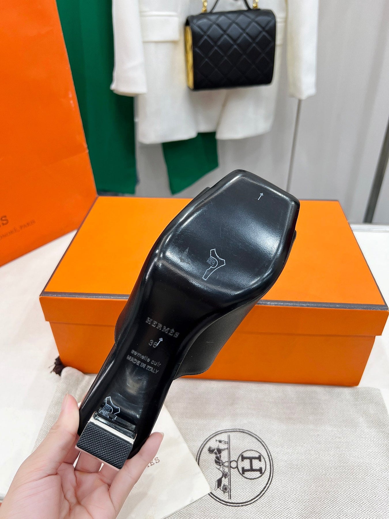 ICONIQUE 60 SANDAL IN BLACK CALFSKIN