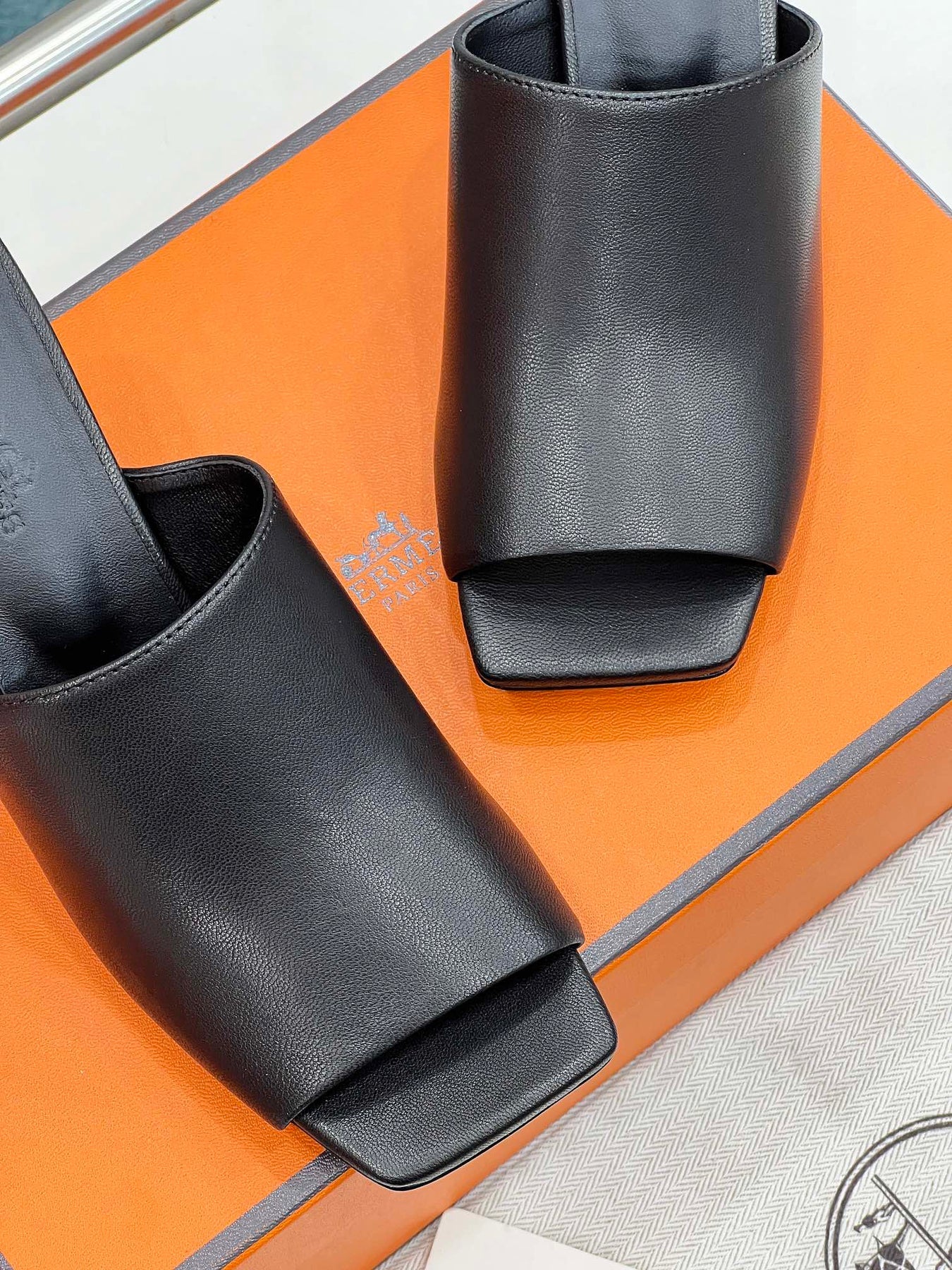 ICONIQUE 60 SANDAL IN BLACK CALFSKIN