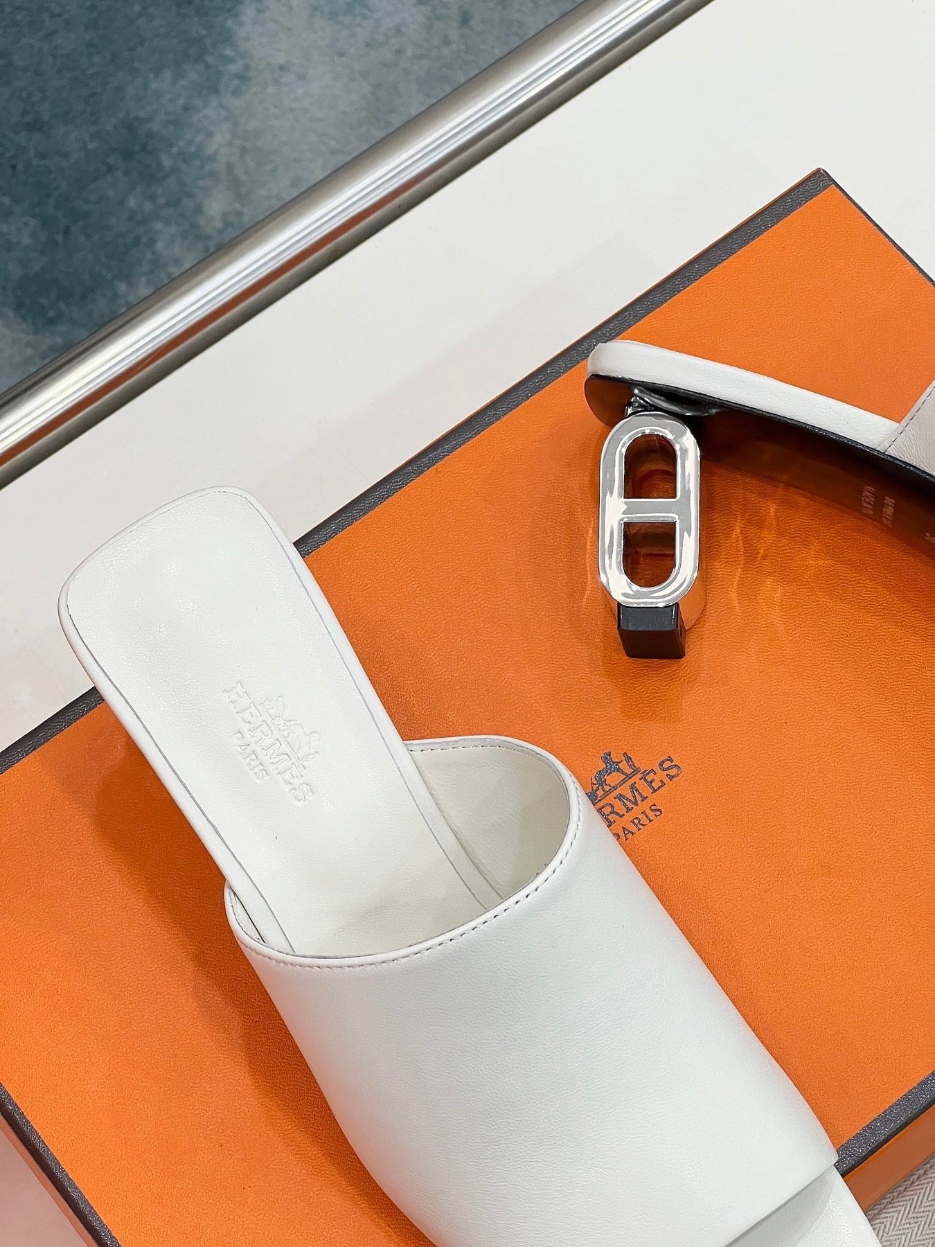 ICONIQUE 60 SANDAL IN WHITE CALFSKIN