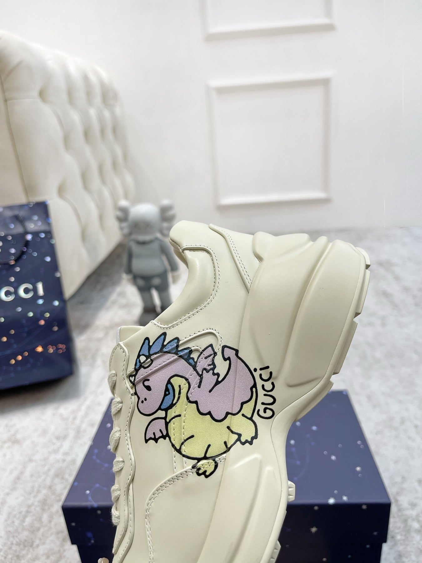 GG RHYTON TRAINER WHITE LAMBSKIN WITH PURPLE DINO MOTIF