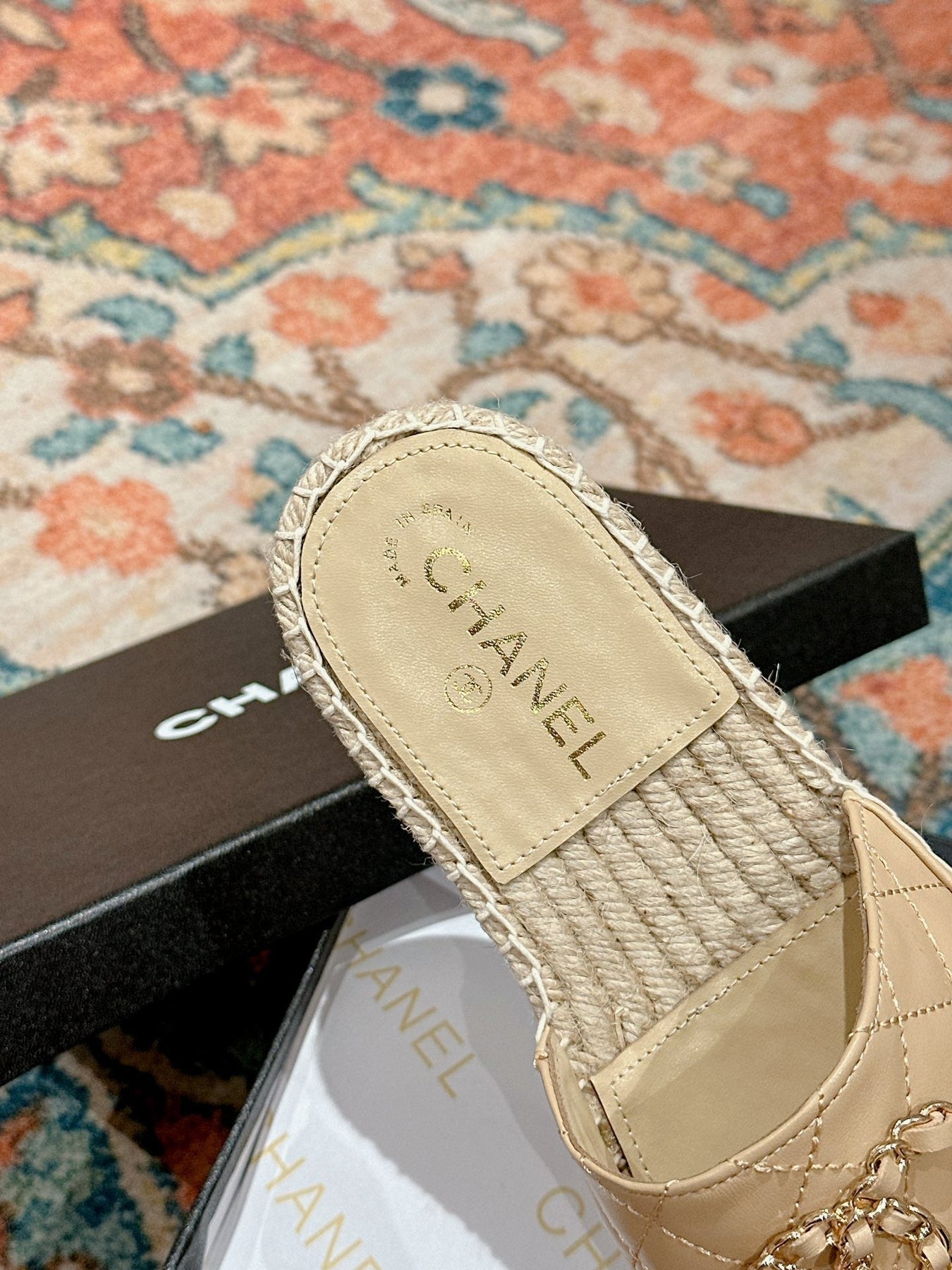 FLAT SLIPPERS IN BEIGE CREAM LAMBSKIN AND WOVEN WITH LOGO