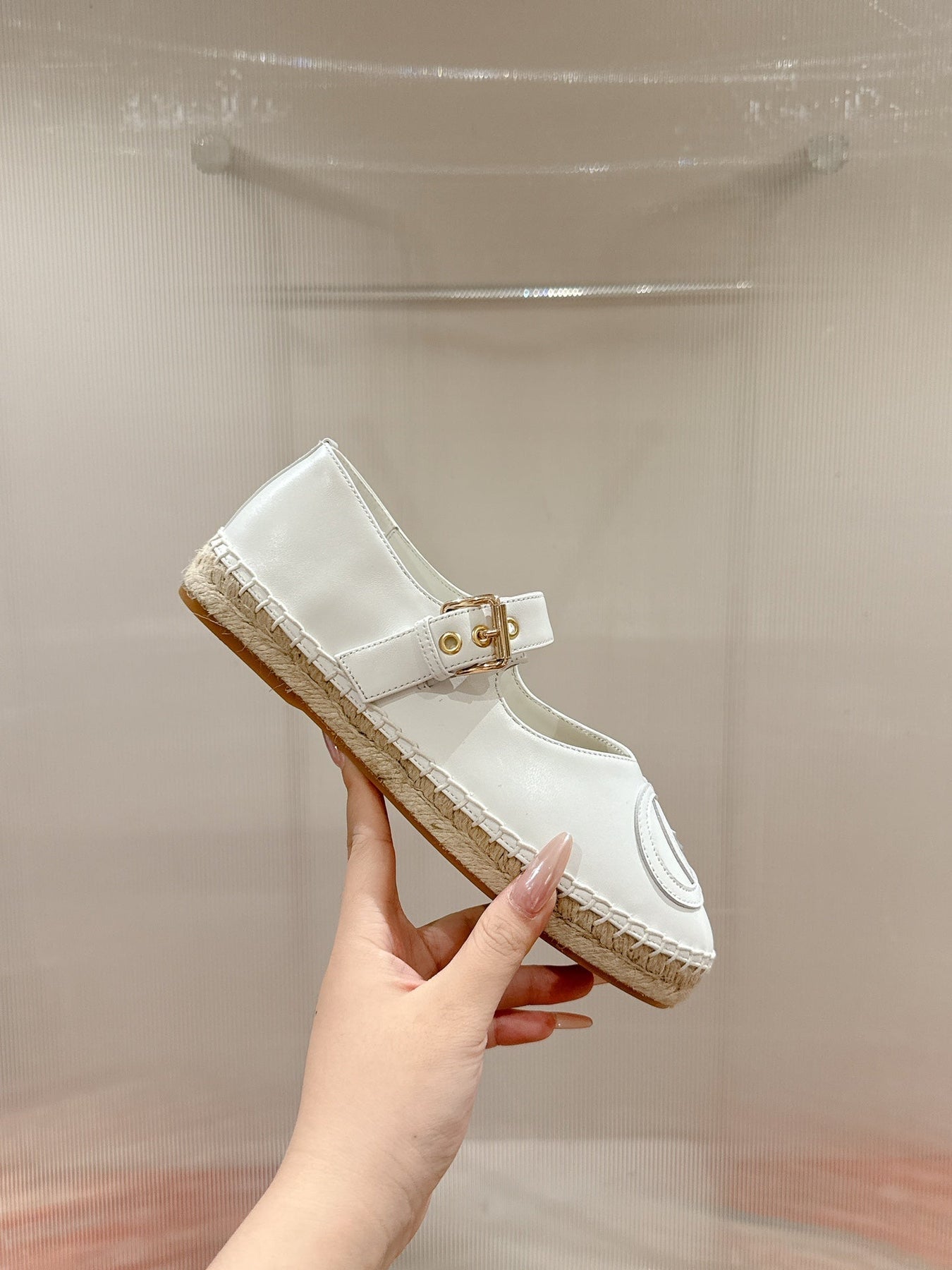 GG CROSS STRAP FLAT SHOES IN WHITE CALFSKIN WITH STRAW SOLE