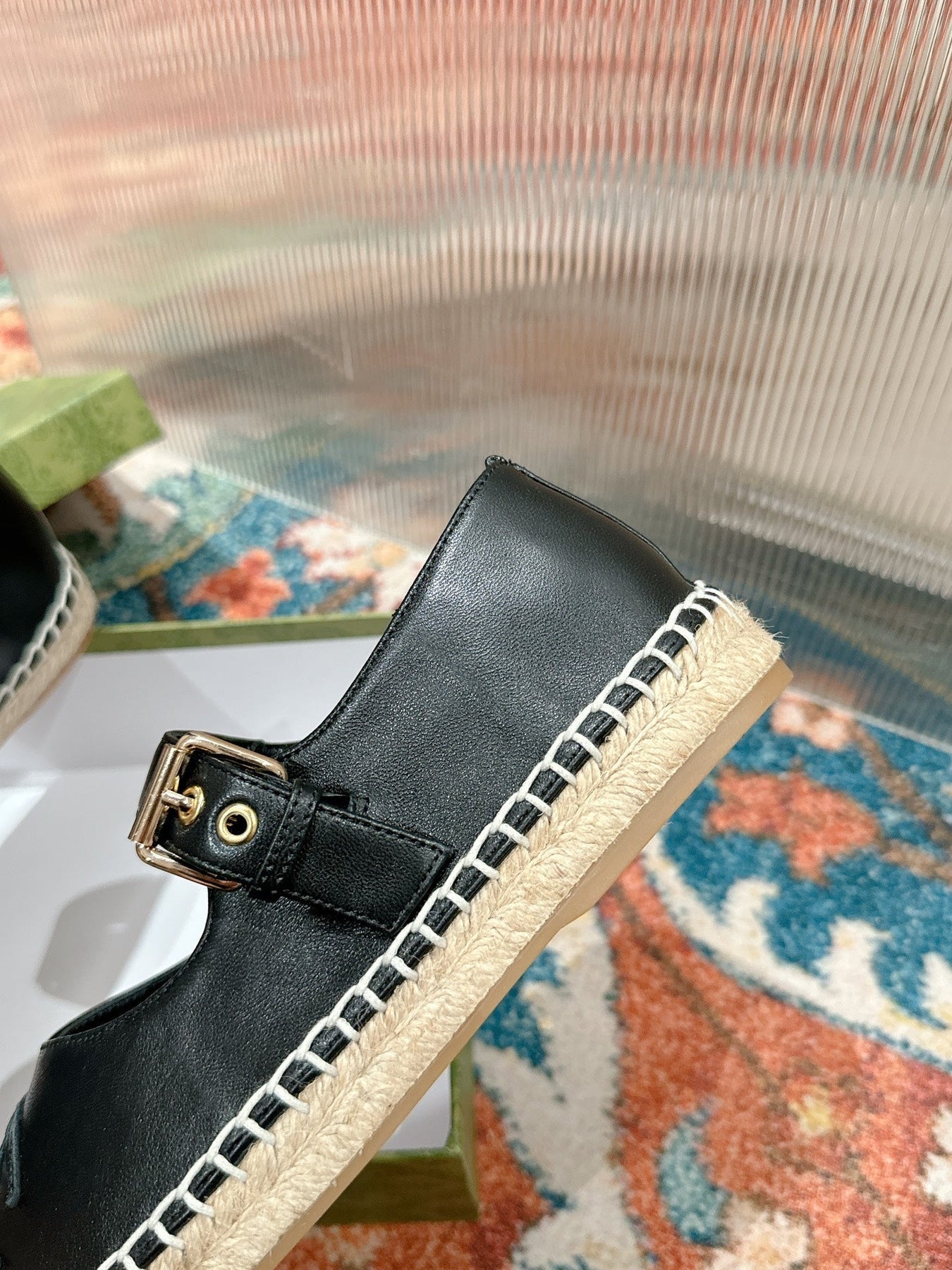 GG CROSS STRAP FLAT SHOES IN BLACK CALFSKIN WITH STRAW SOLE