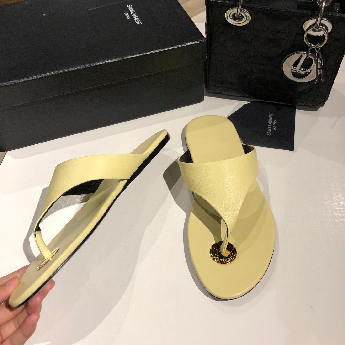 FLAT THONG IN LIGHT YELLOW CALFSKIN