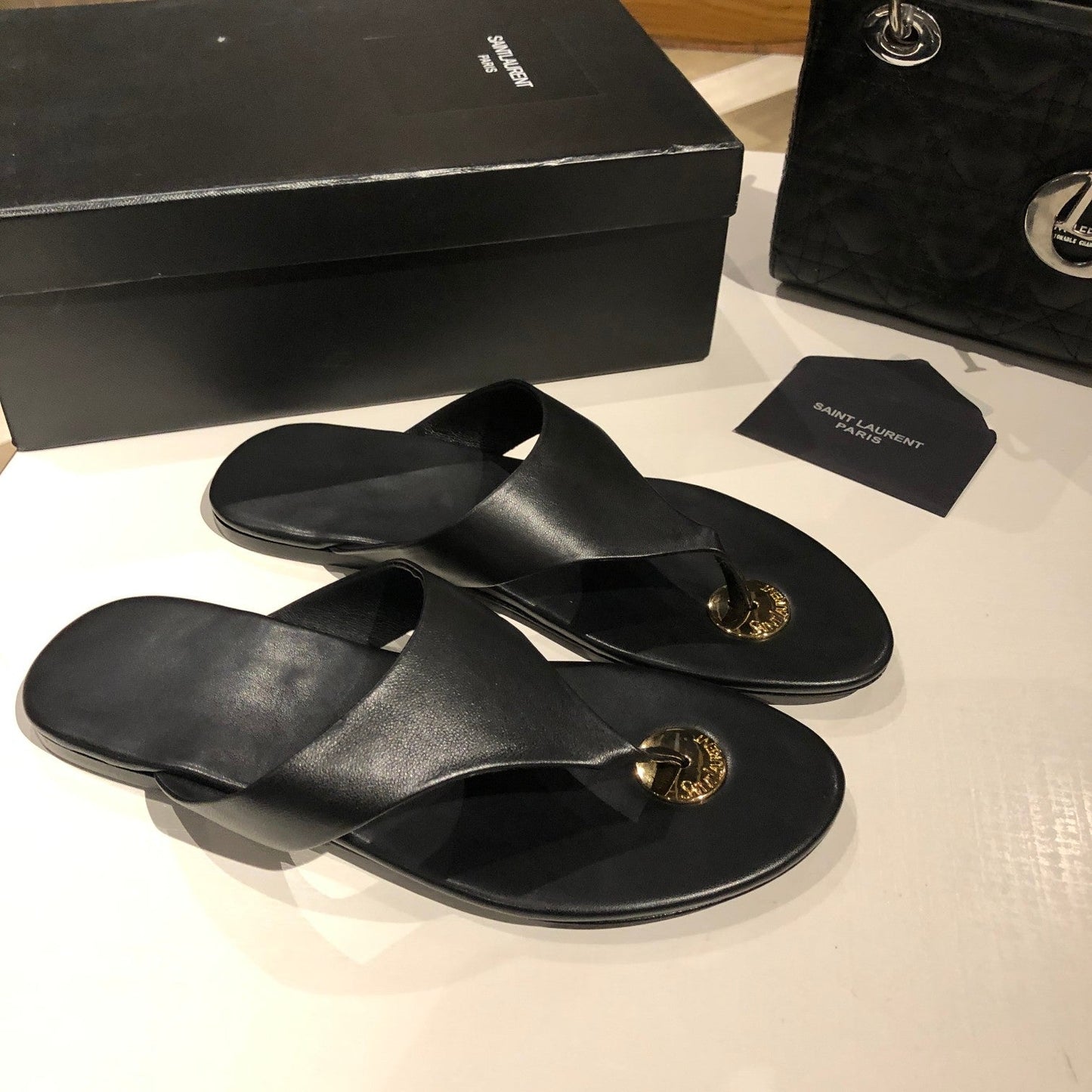 FLAT THONG IN BLACK CALFSKIN