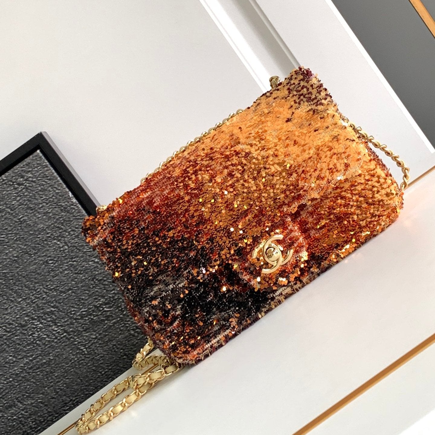 FLAP BAG 20 IN OMBRE ORANGE SEQUINS GOLD HARDWARE