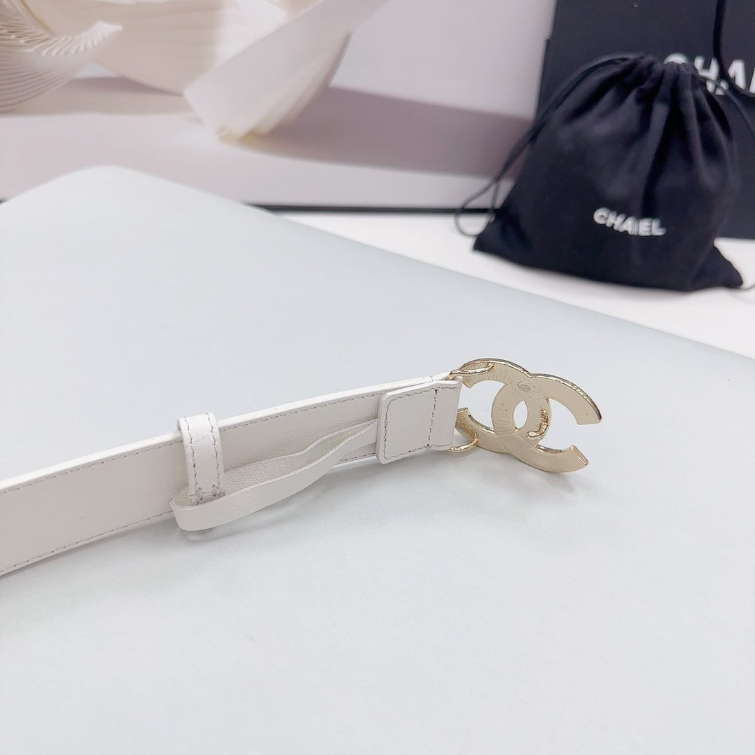 CC 30MM BELT IN WHITE SMOOTH CALFSKIN METAL LOGO GOLD HARDWARE