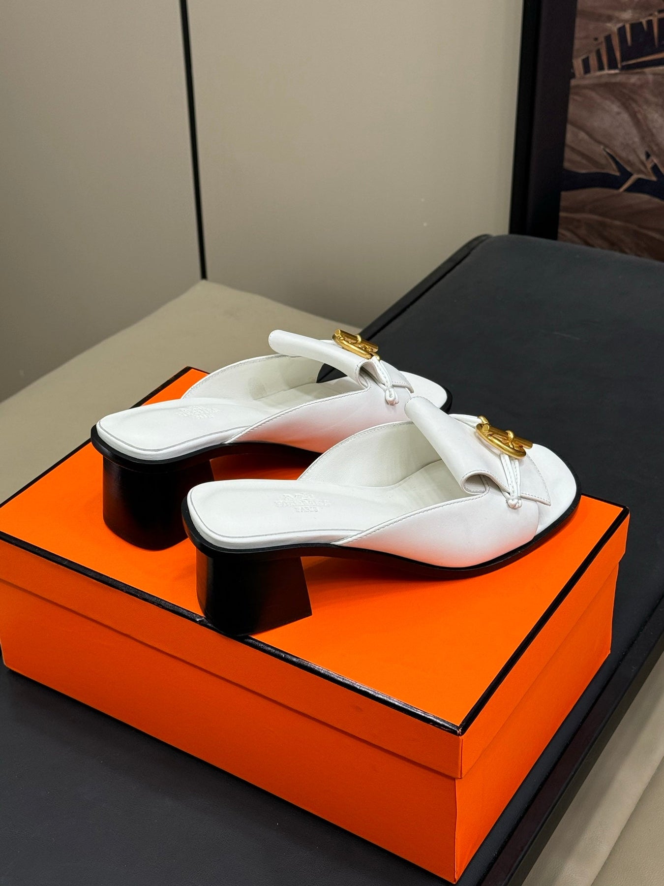 ISLE SANDAL IN WHITE CALFSKIN