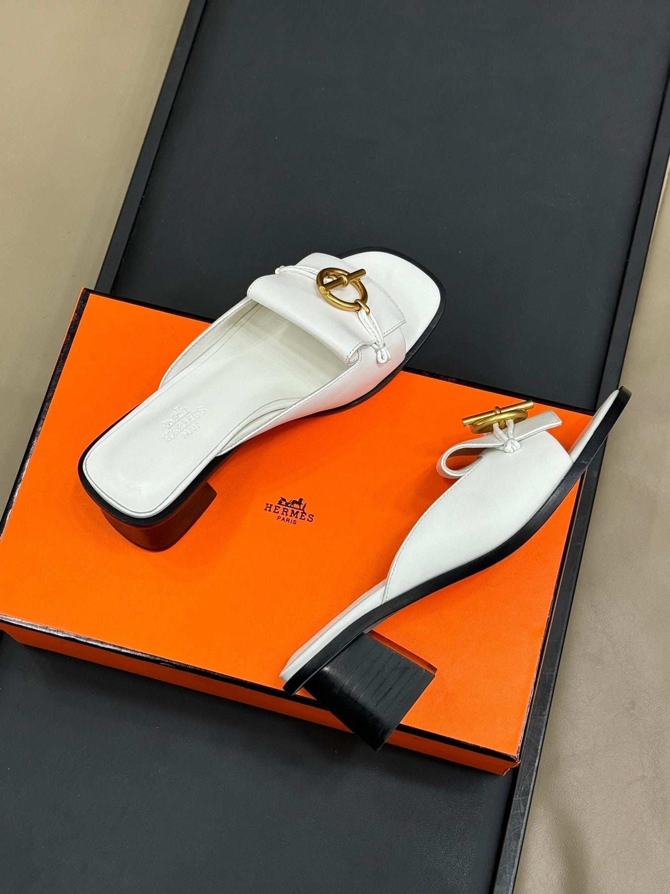 ISLE SANDAL IN WHITE CALFSKIN