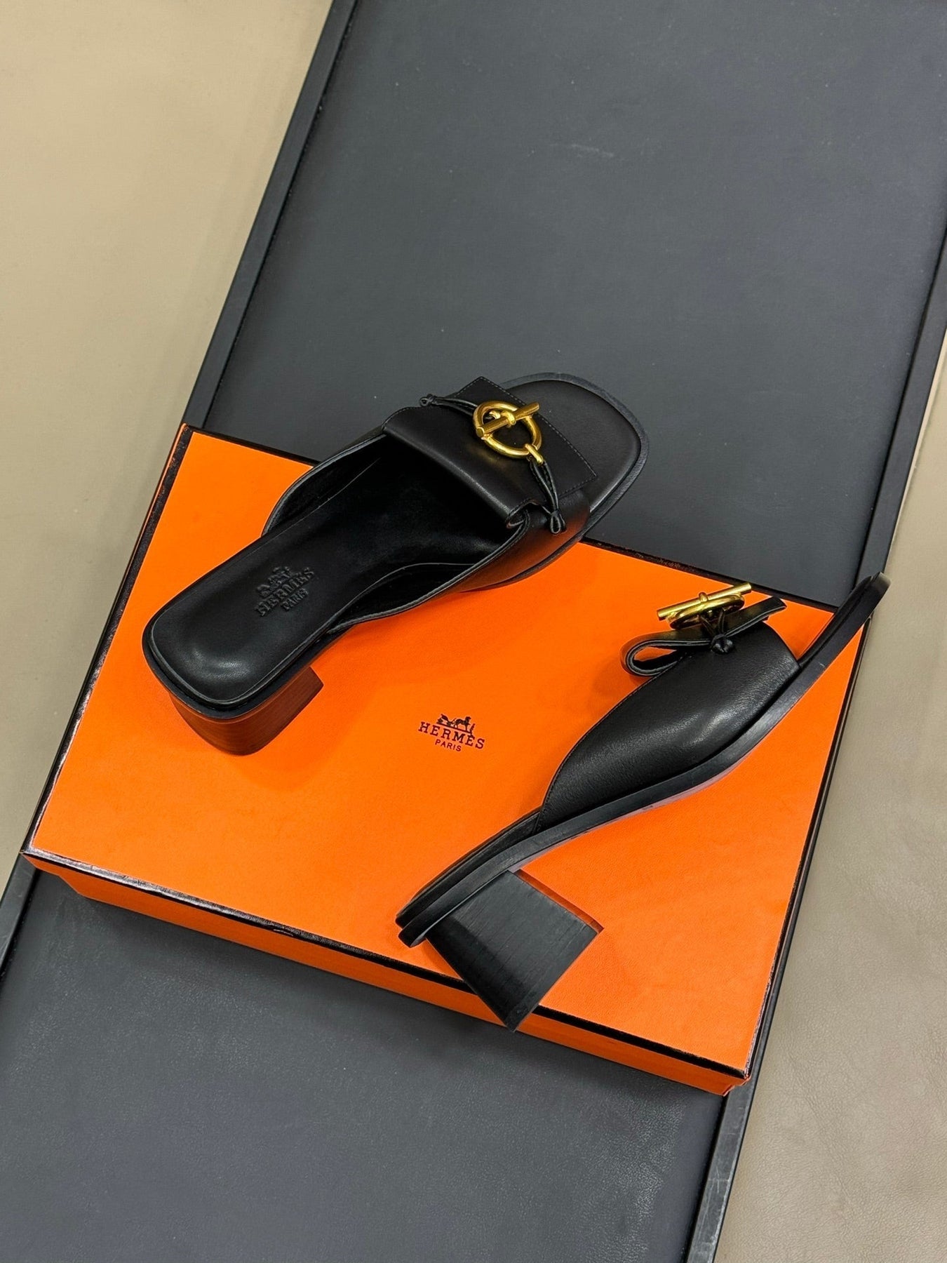 ISLE SANDAL IN BLACK CALFSKIN
