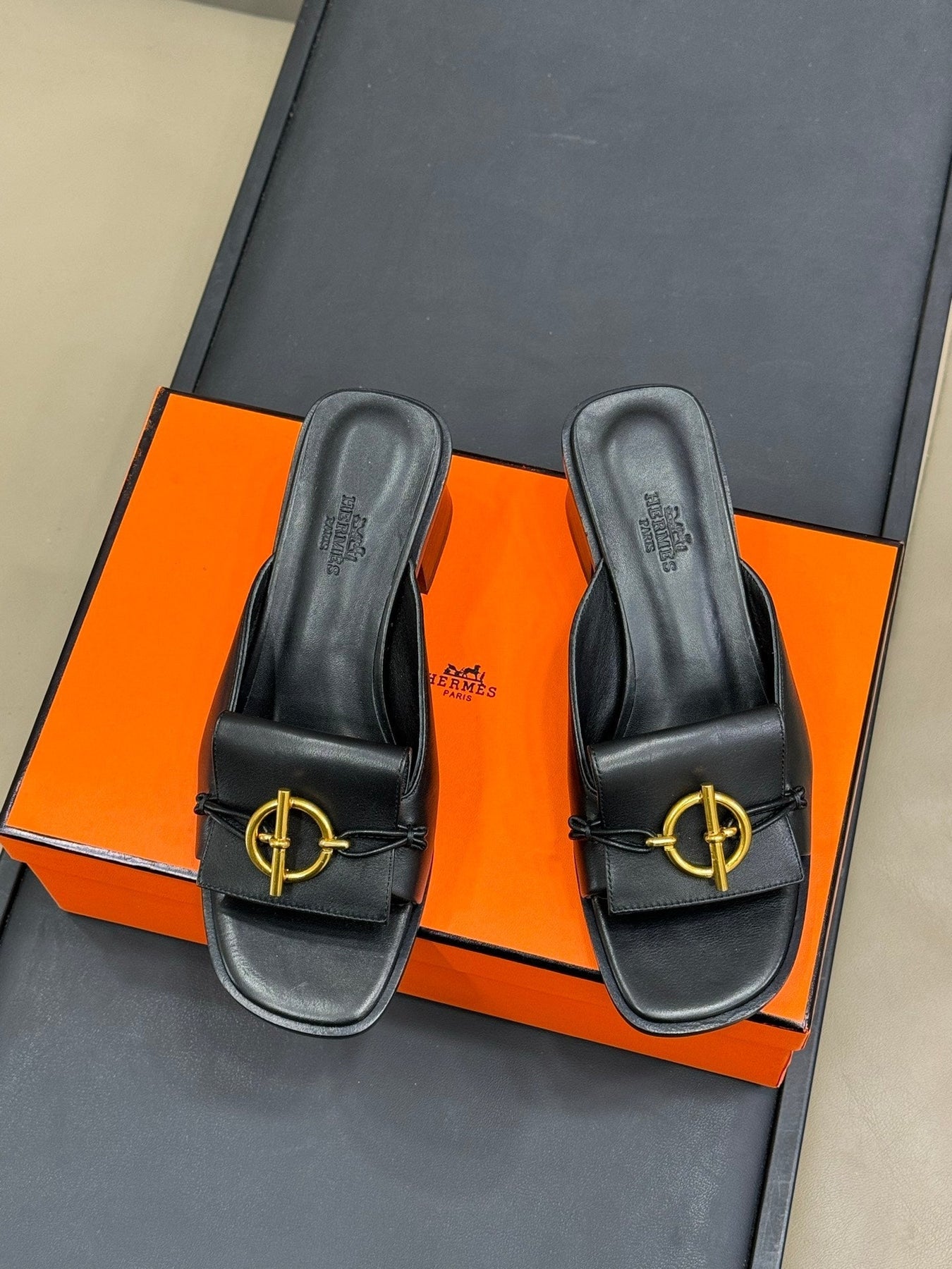 ISLE SANDAL IN BLACK CALFSKIN
