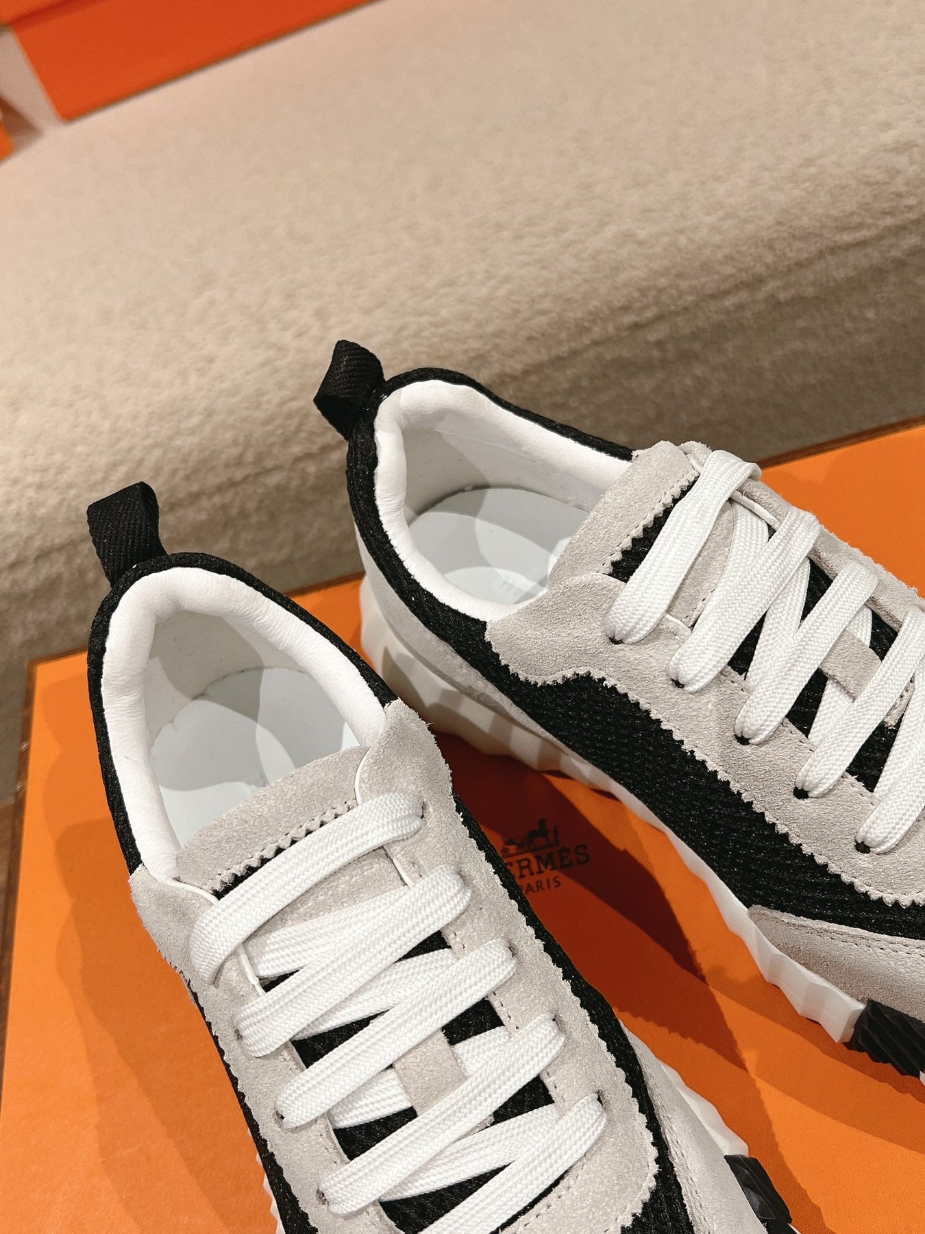 MAINLAND SNEAKER IN PALE GRAY SUEDE AND BLACK BREATHABLE MESH FABRIC