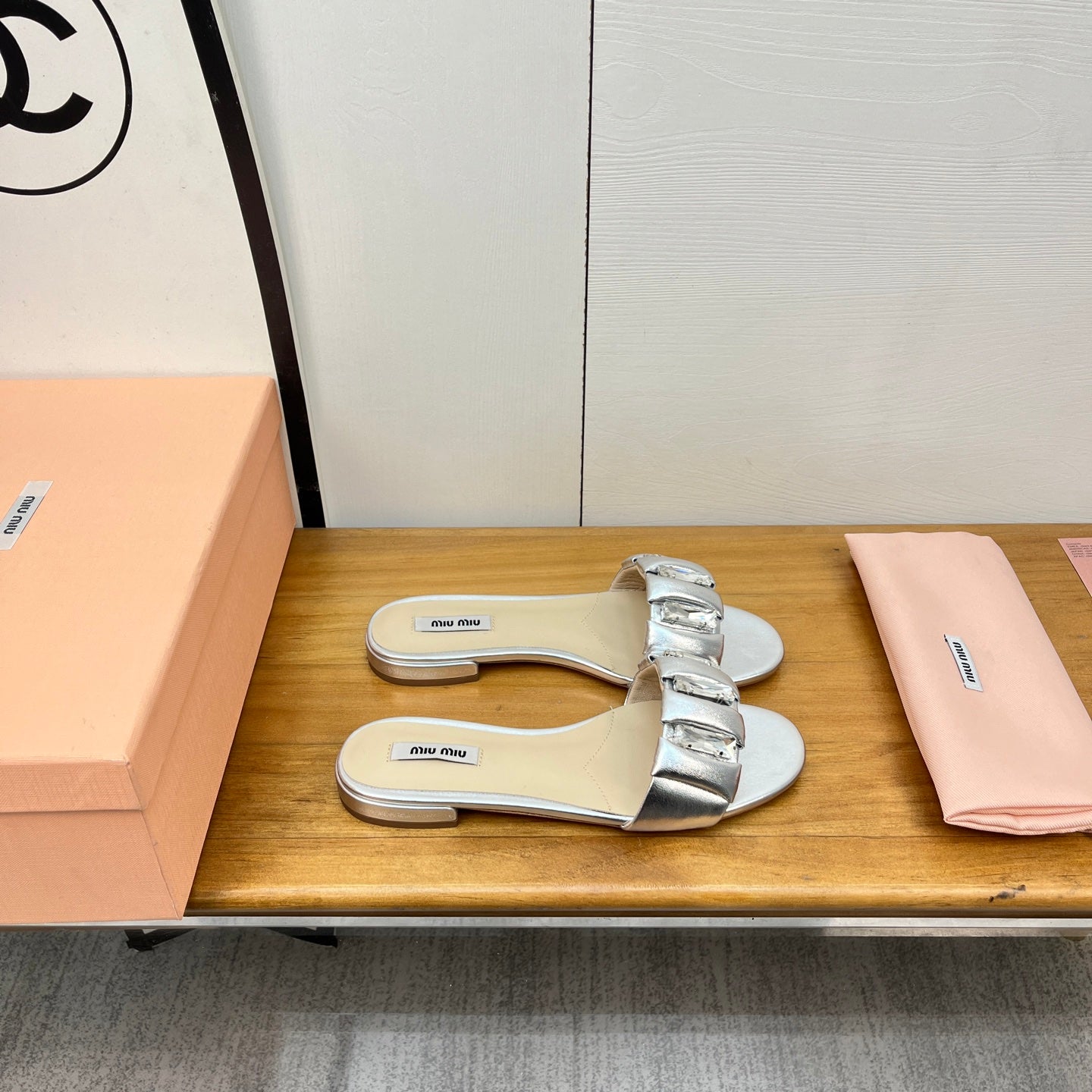 FLAT SLIDE IN SILVER CALFSKIN