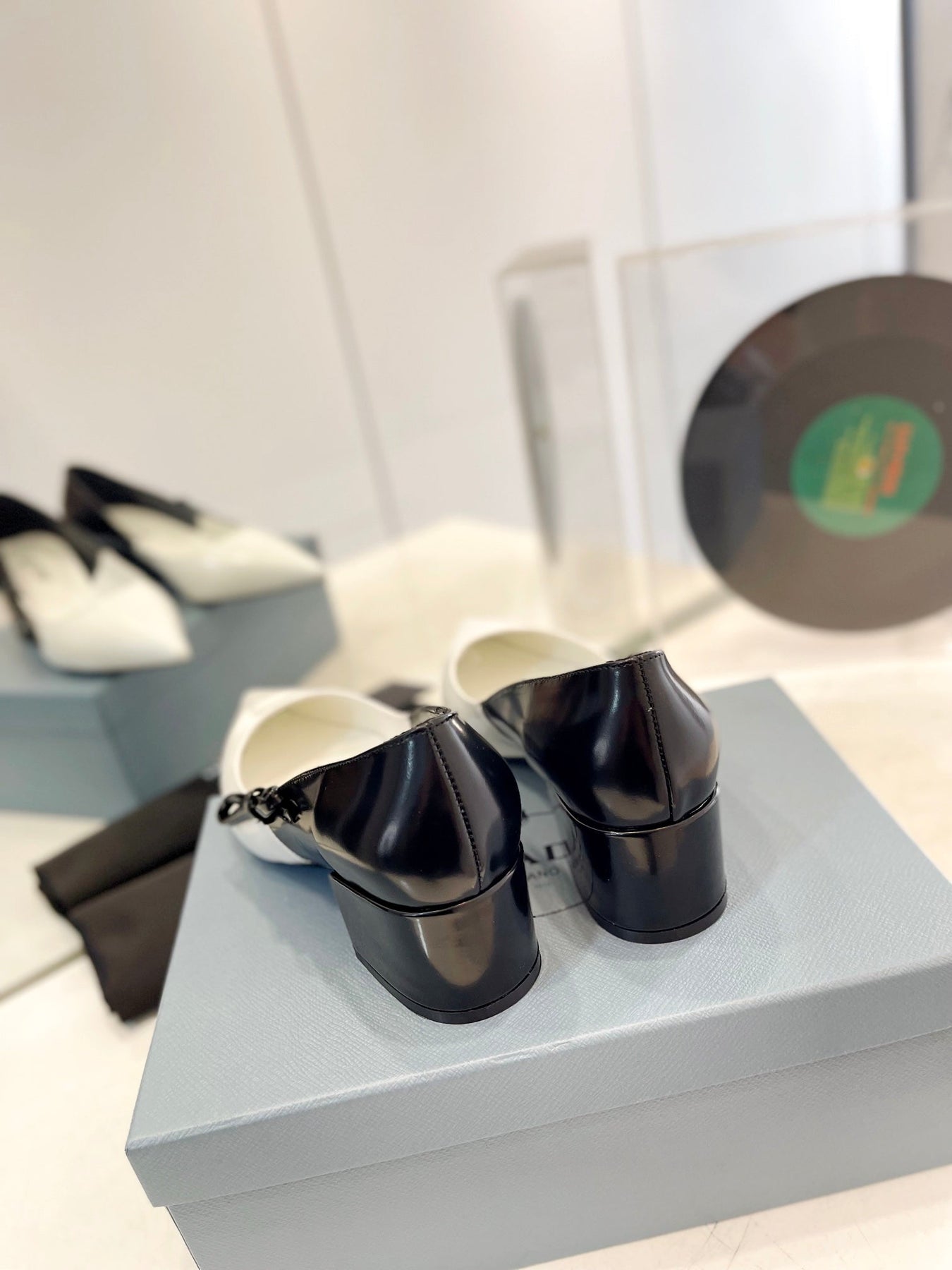 PRA MID - HEELS WHITE AND BLACK LAMBSKIN WITH BOW