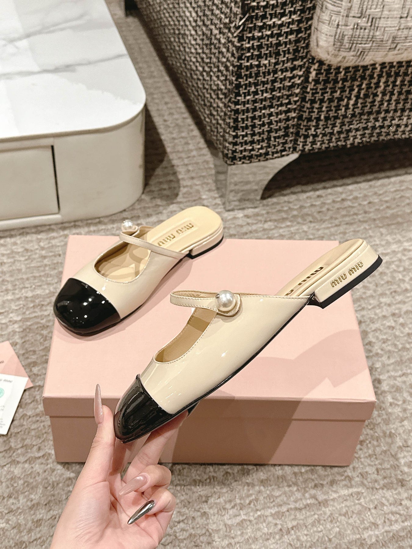 FLAT MULE IN BISQUE BEIGE MIX BLACK PATENT CALFSKIN