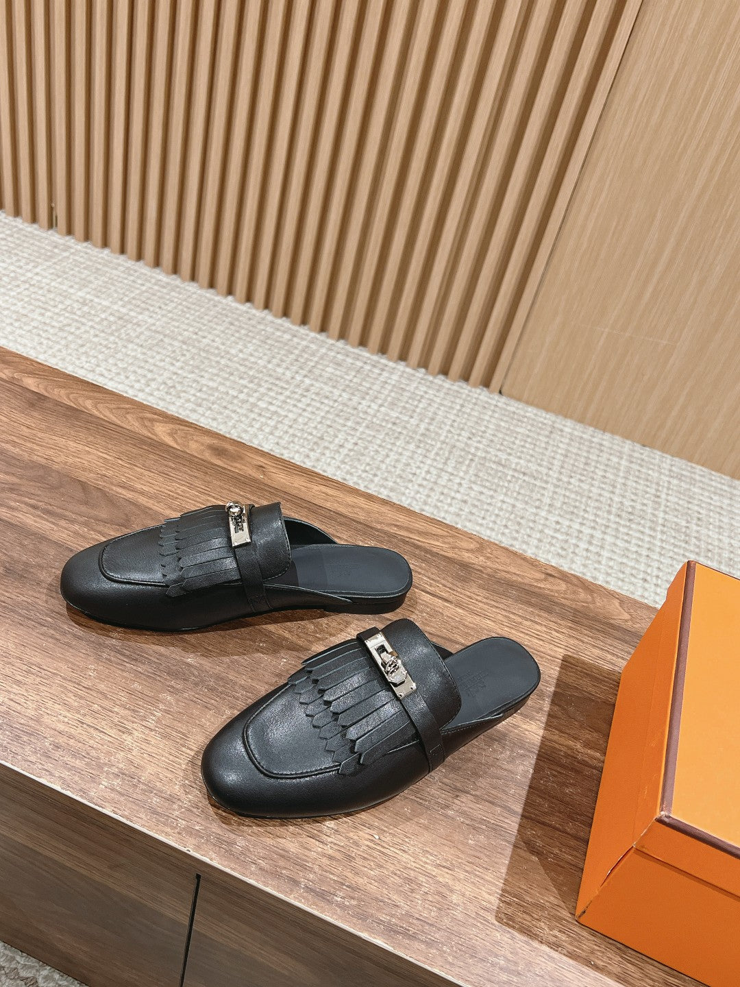 OZ Mule Fringed Black