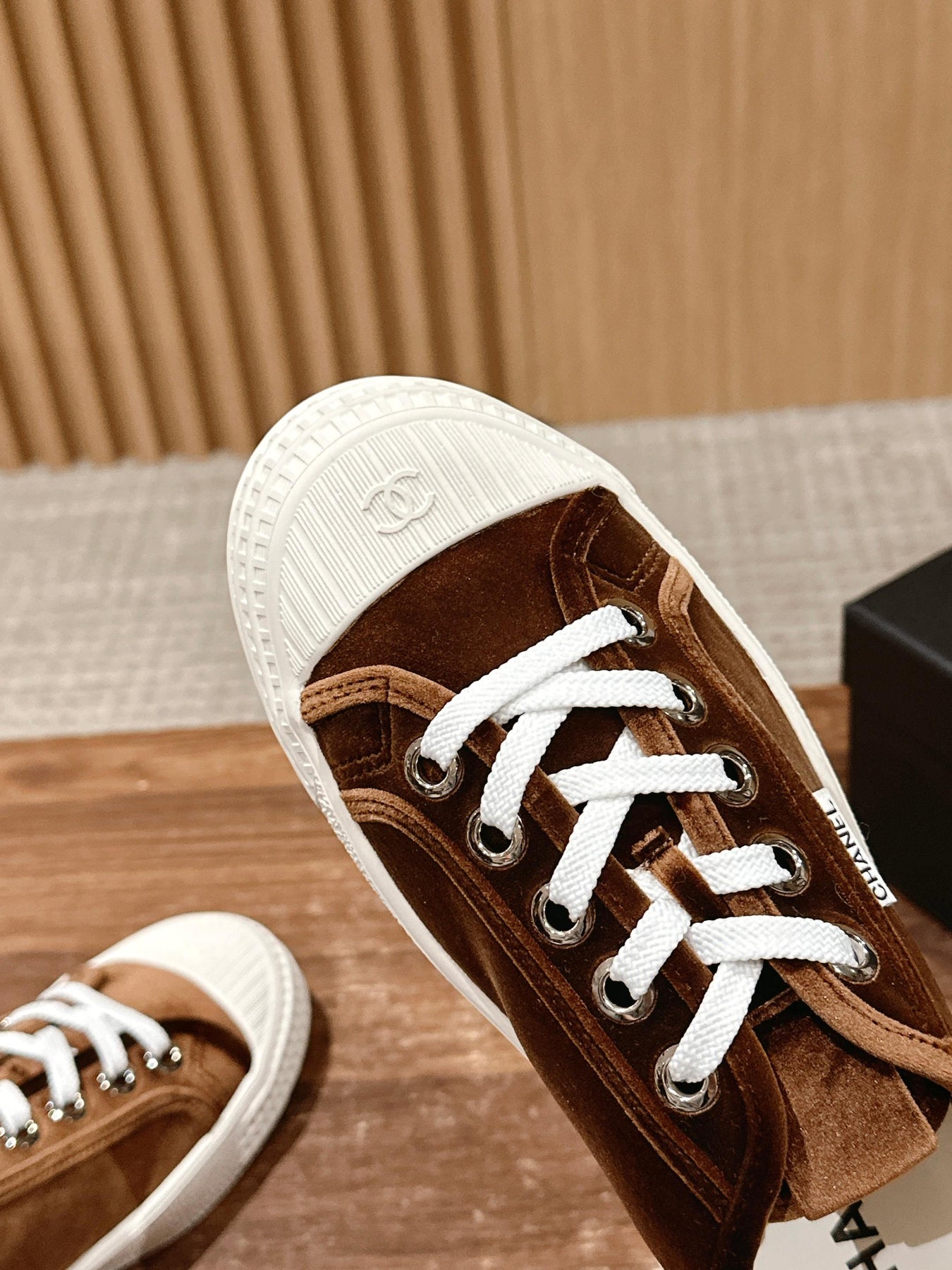 CONVERSE SNEAKER IN PENNY BROWN VELVET