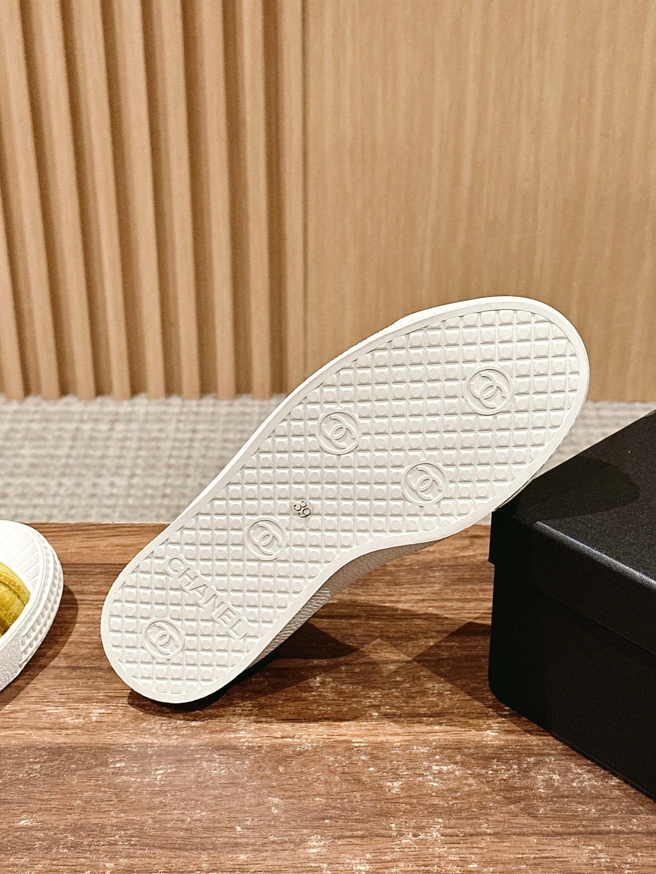 CONVERSE SNEAKER IN DIJON YELLOW VELVET