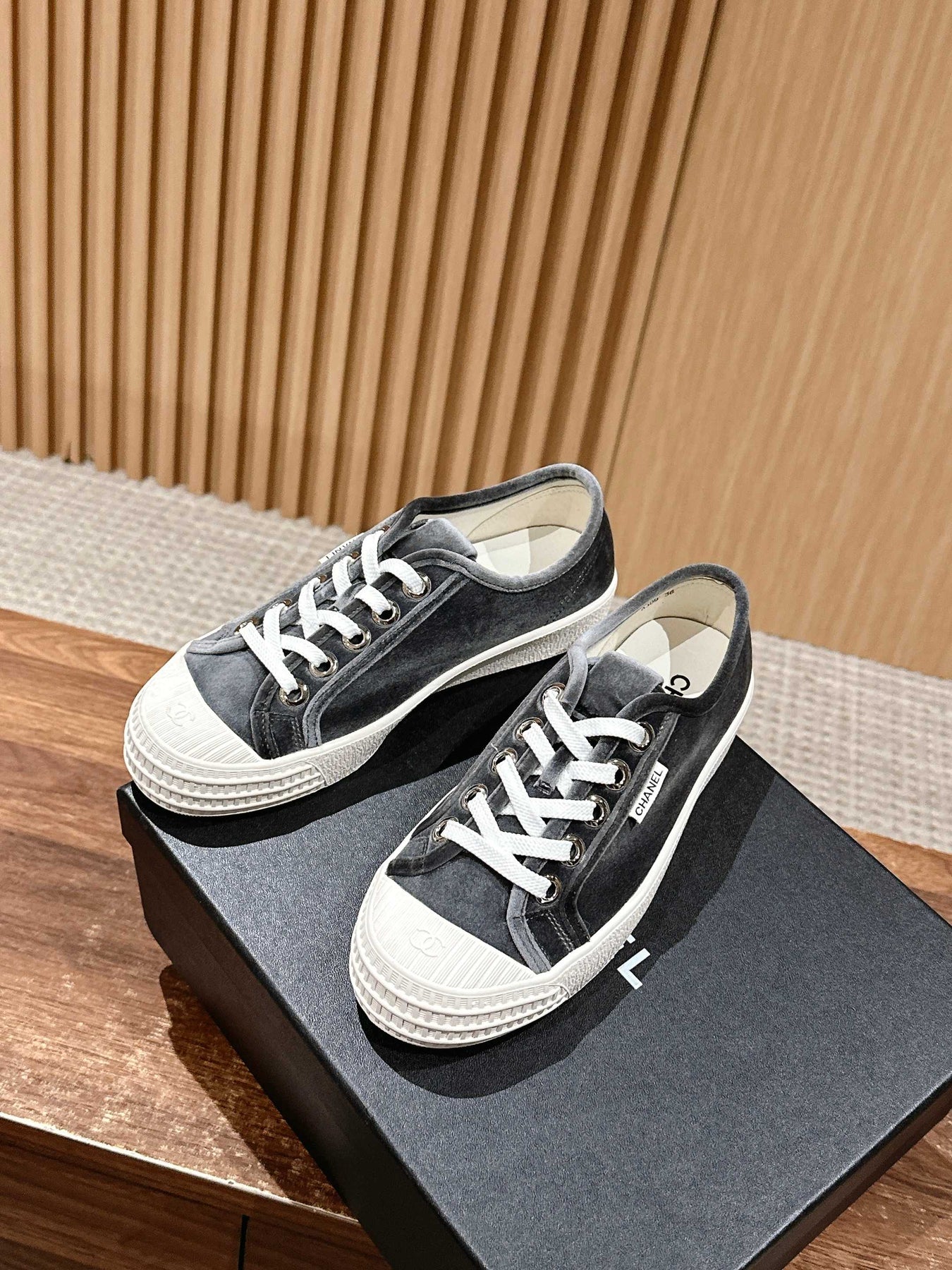 CONVERSE SNEAKER IN CHARCOAL BLACK VELVET