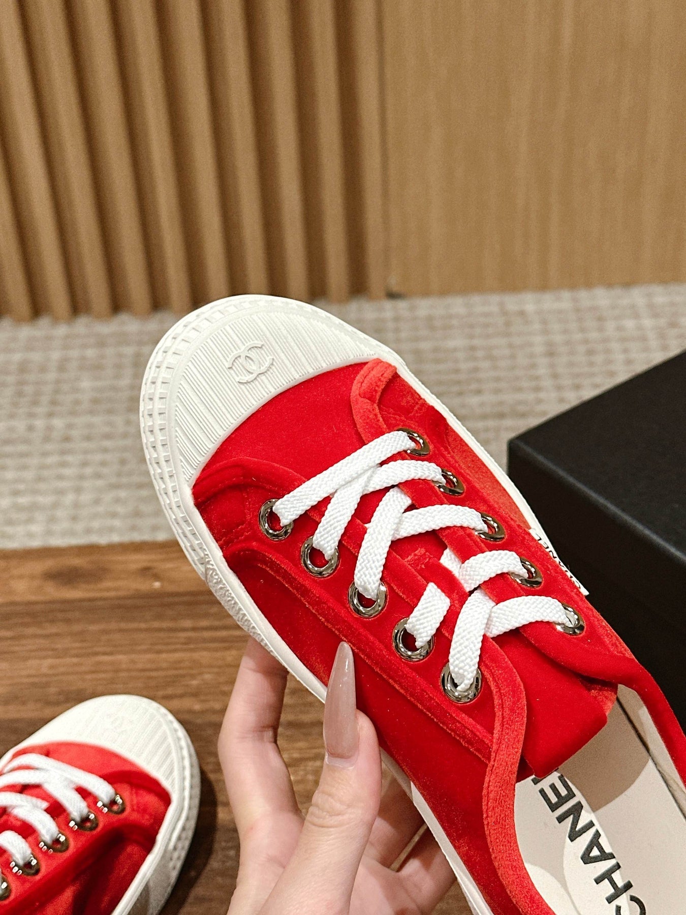 CONVERSE SNEAKER IN RUBY RED VELVET