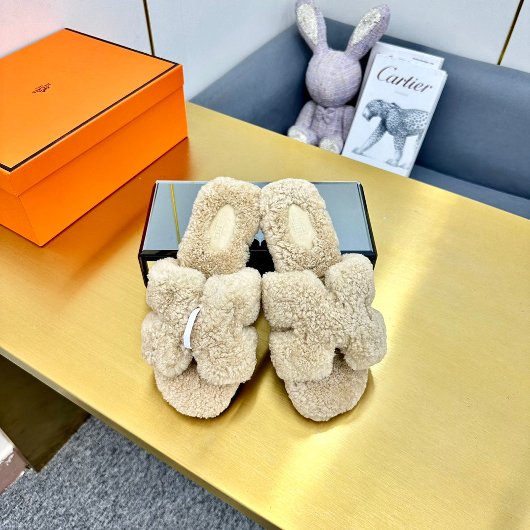 ORAN SHEARLING SANDALS ECRU TAN