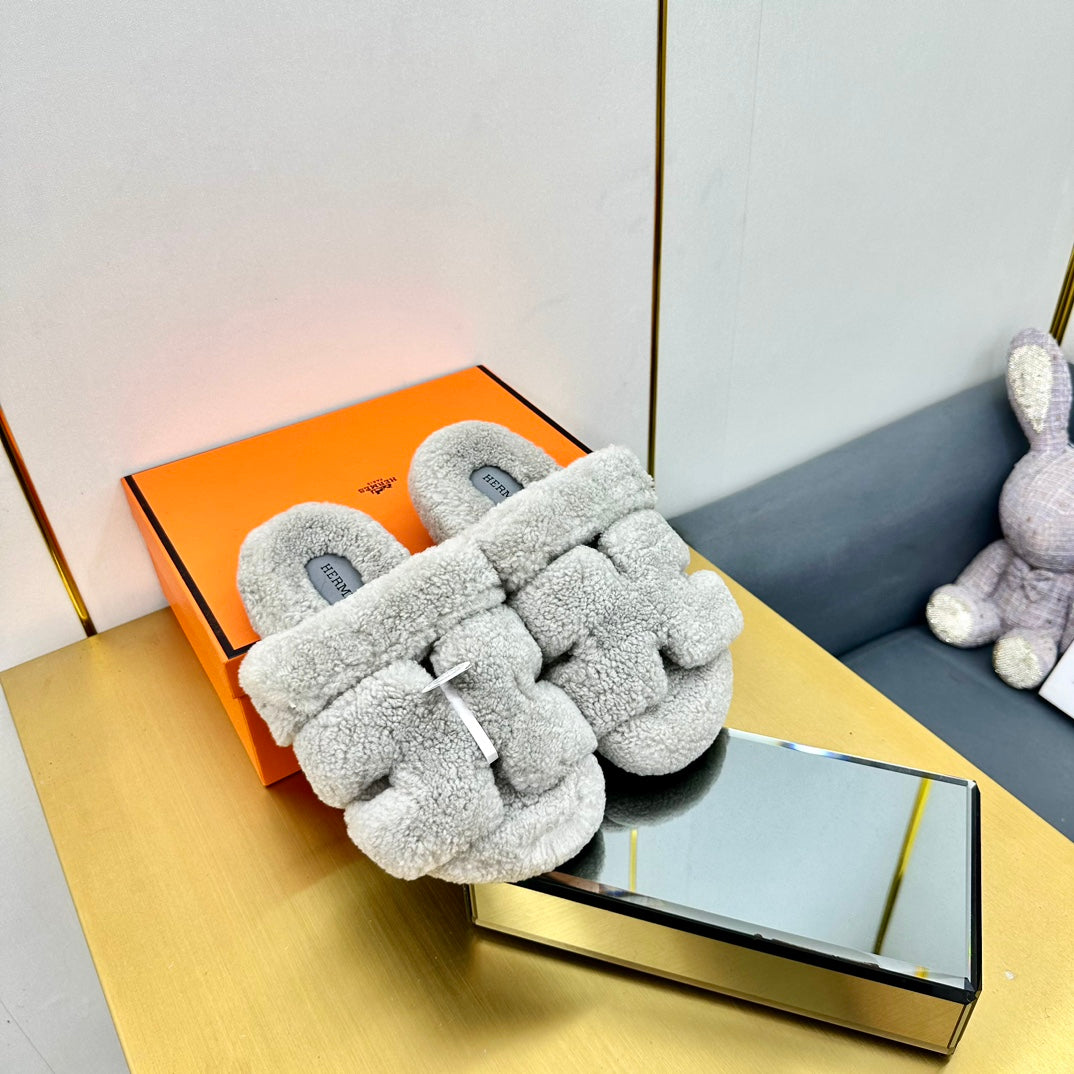 CHYPRE SANDAL IN PALE GRAY SHEARLING