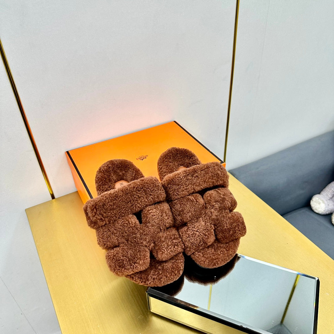 CHYPRE SANDAL IN UMBER BROWN SHEARLING