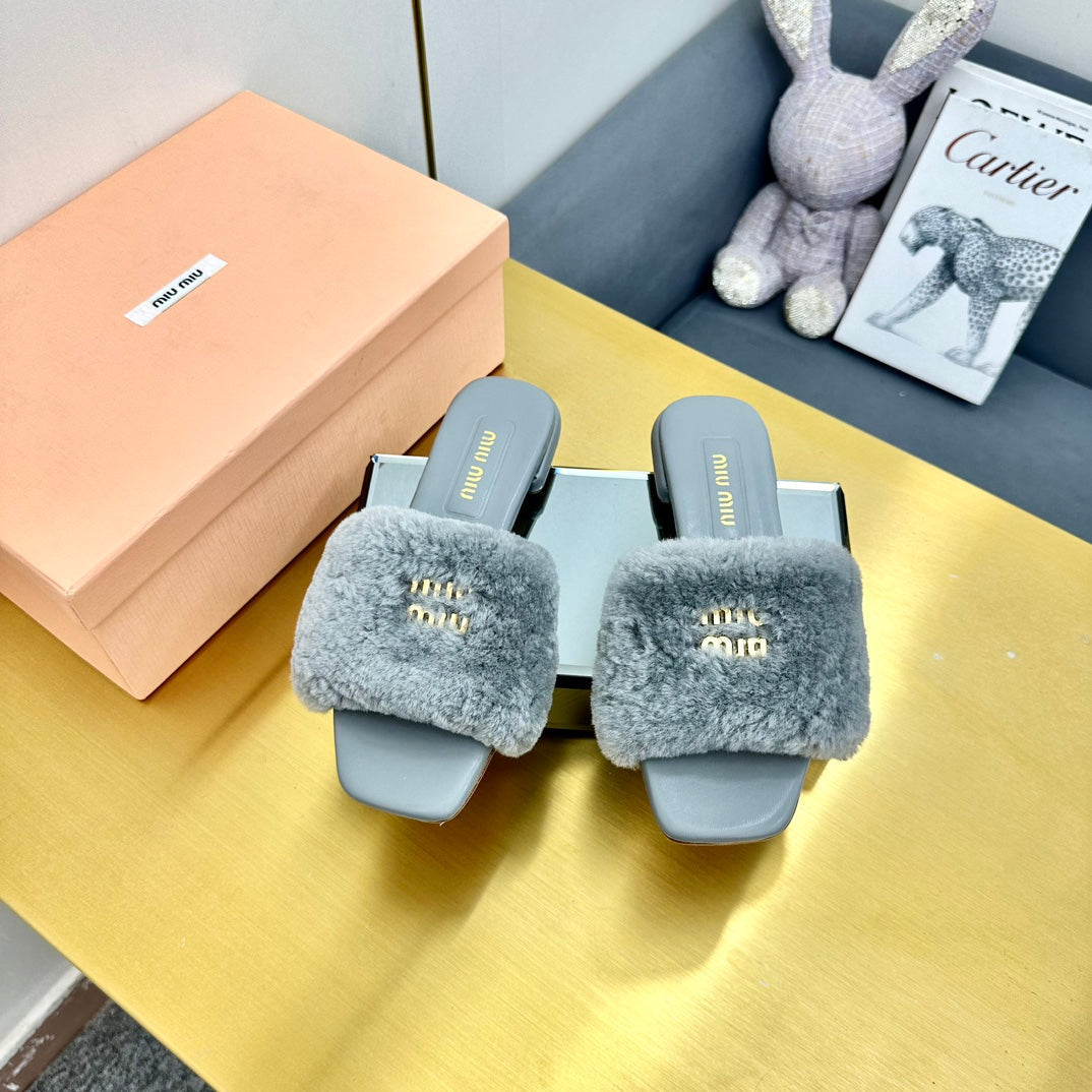 GRAY SLIPPERS LAMB FUR