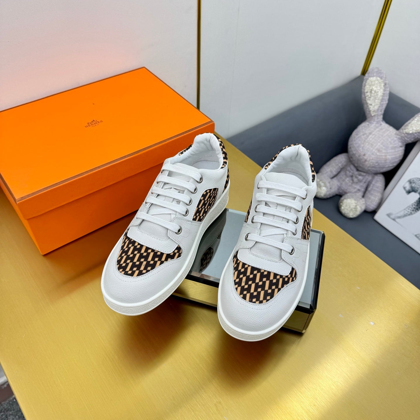 FREE SNEAKER IN WHITE CALFSKIN AND "H EN BIAIS" BROWN CANVAS