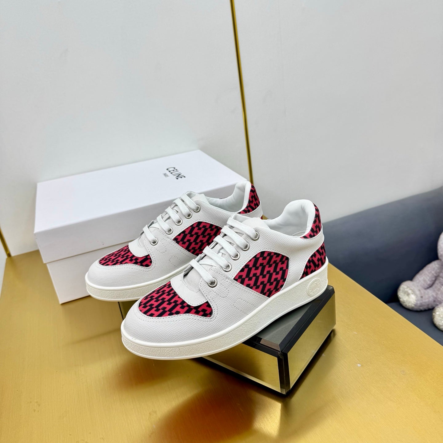 FREE SNEAKER IN WHITE CALFSKIN AND "H EN BIAIS" RED CANVAS.