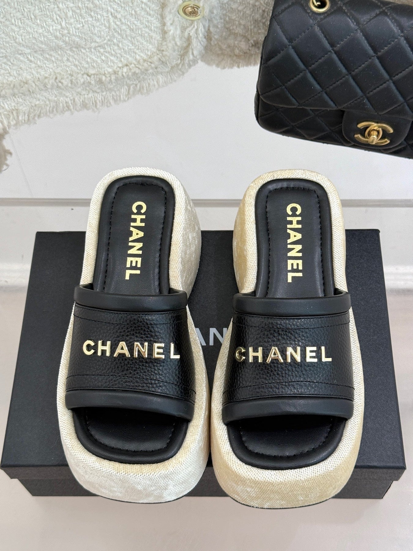 PLATFORM SLIPPERS IN BLACK LAMBSKIN