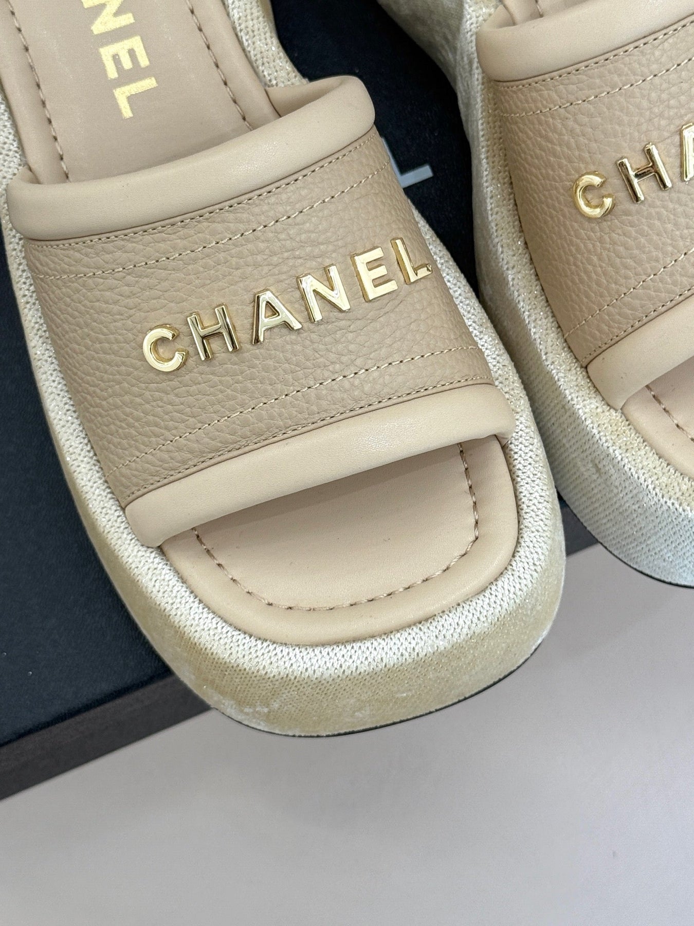 PLATFORM SLIPPERS IN CAMEL BEIGE LAMBSKIN