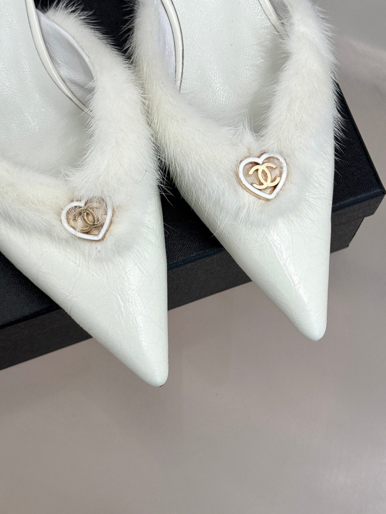 RABBIT FUR POINTED-TOE MULE IN WHITE LAMBSKIN