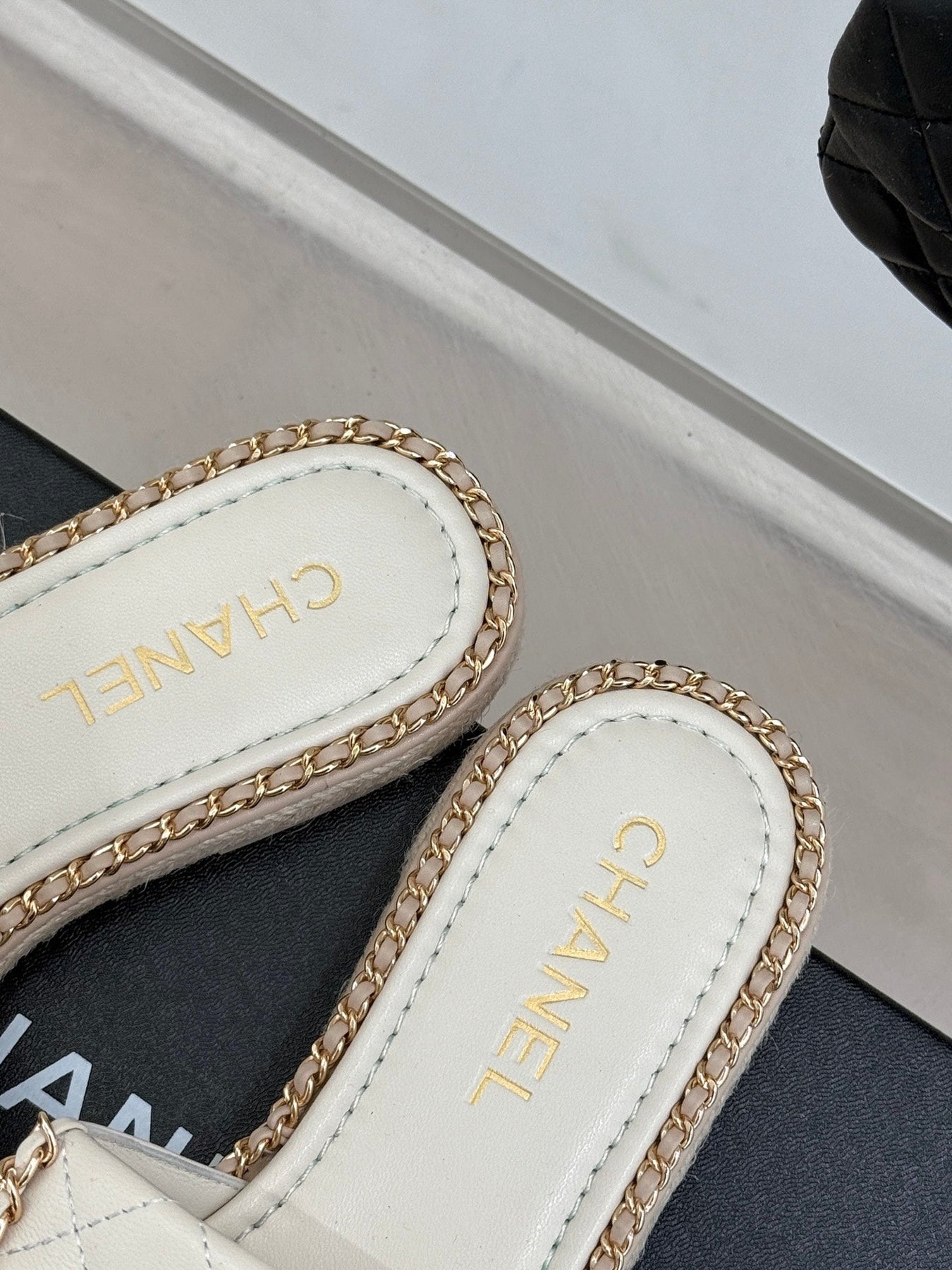 FLAT CHAIN HEART SLIPPER IN WHITE LAMBSKIN