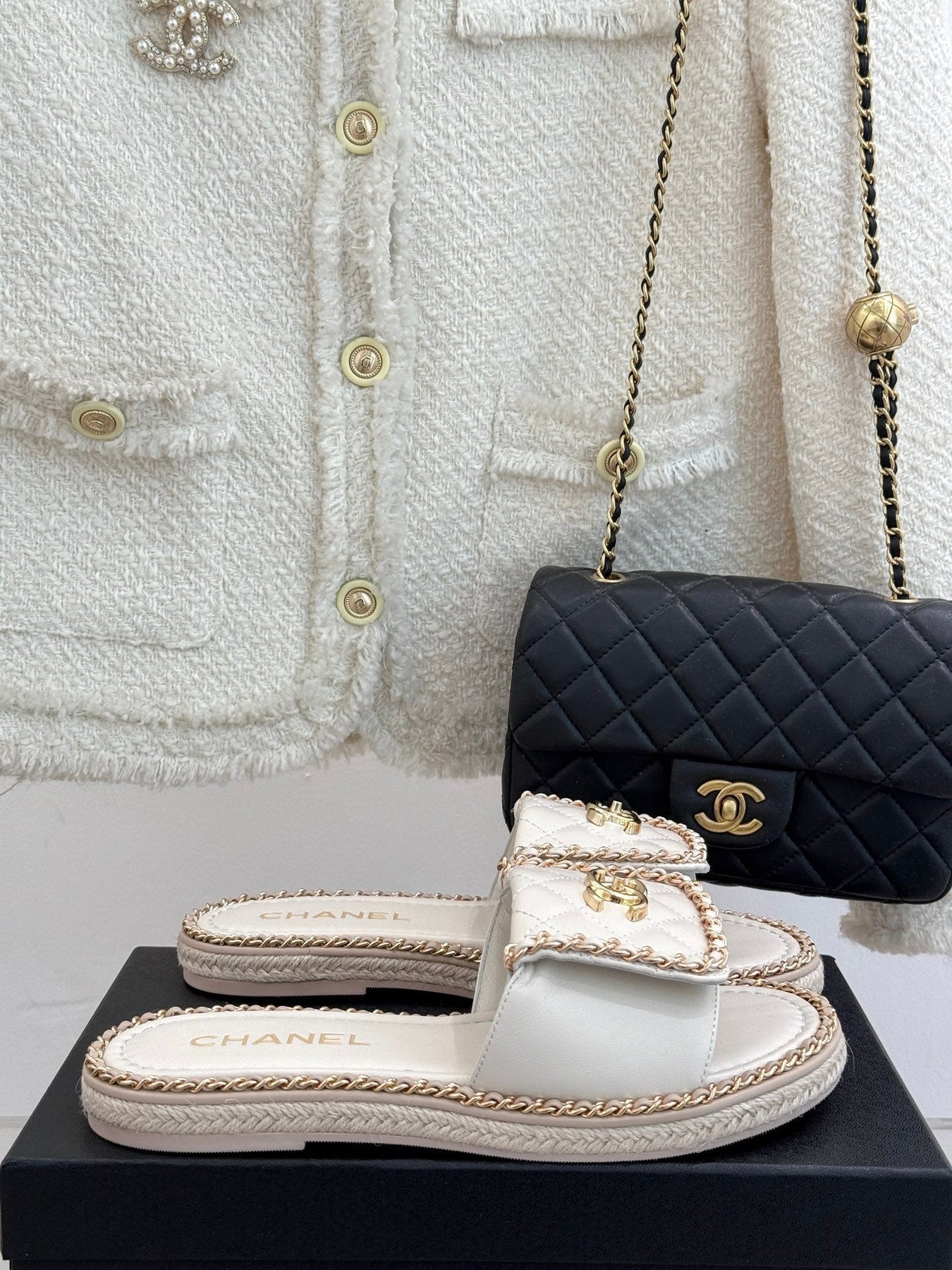 FLAT CHAIN HEART SLIPPER IN WHITE LAMBSKIN
