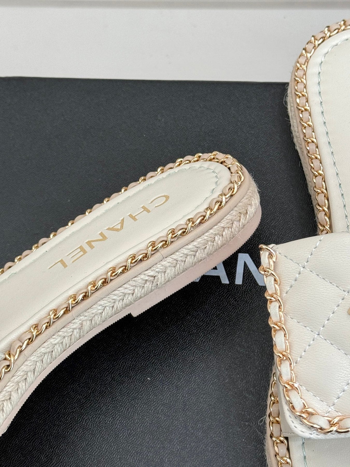 FLAT CHAIN HEART SLIPPER IN WHITE LAMBSKIN